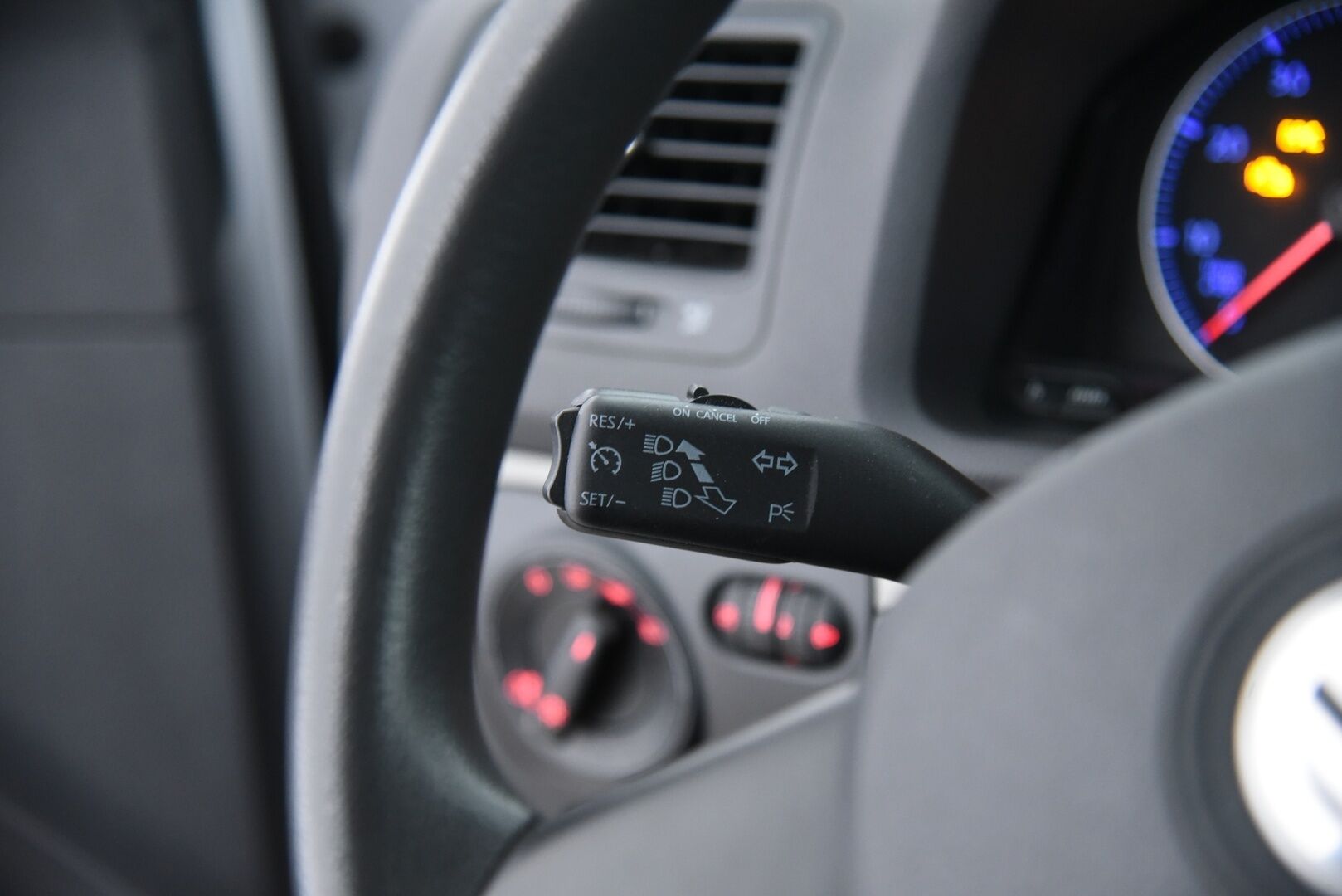 Volkswagen Golf 2005 1,6 75 kW Comfortline 5d / YritysOutlet - Myydään vain yrityksille / - Lohkolämmitin / 6kk leimaa! / Sisustalta todella siisti / Suomi-auto