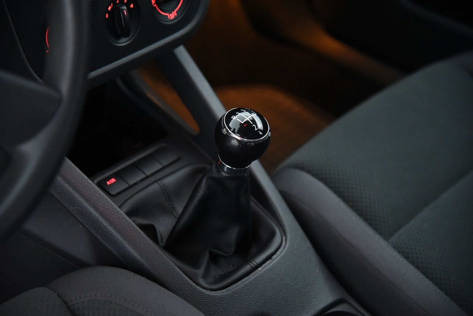 Volkswagen Golf 2005 1,6 75 kW Comfortline 5d / YritysOutlet - Myydään vain yrityksille / - Lohkolämmitin / 6kk leimaa! / Sisustalta todella siisti / Suomi-auto