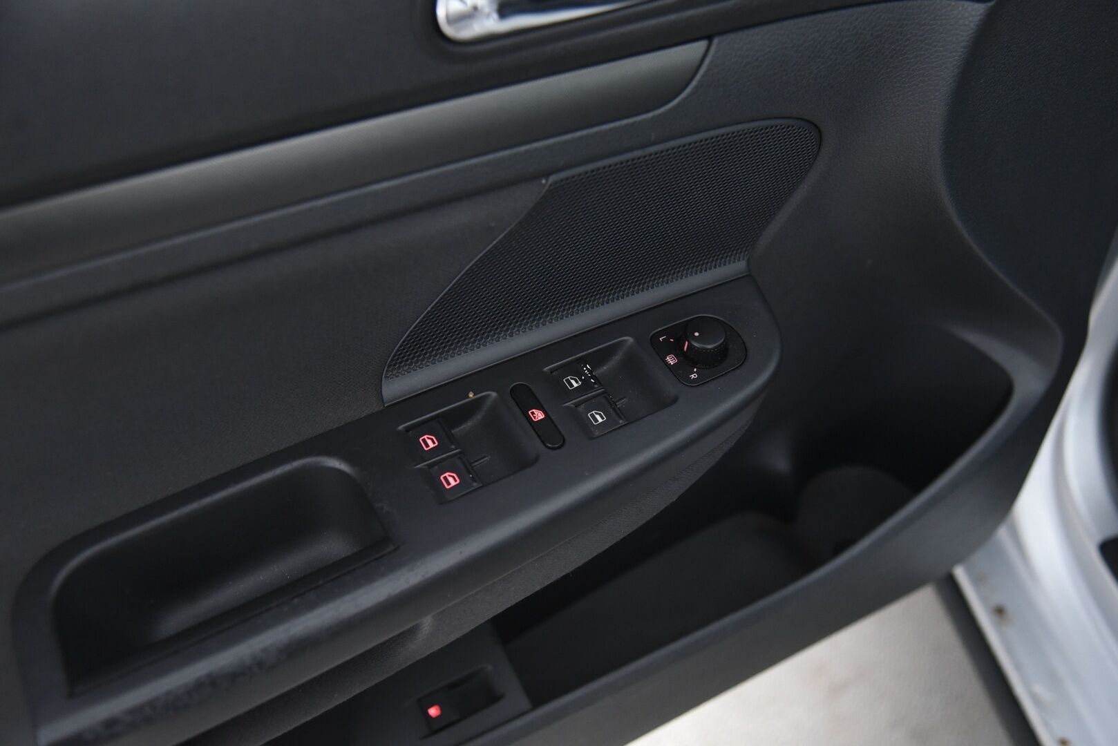 Volkswagen Golf 2005 1,6 75 kW Comfortline 5d / YritysOutlet - Myydään vain yrityksille / - Lohkolämmitin / 6kk leimaa! / Sisustalta todella siisti / Suomi-auto