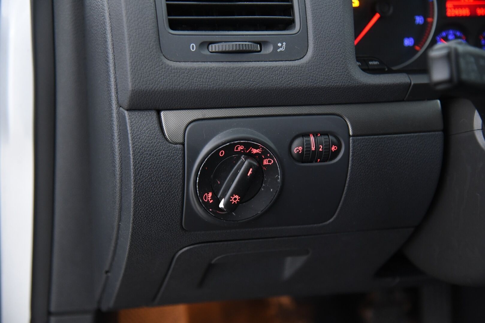 Volkswagen Golf 2005 1,6 75 kW Comfortline 5d / YritysOutlet - Myydään vain yrityksille / - Lohkolämmitin / 6kk leimaa! / Sisustalta todella siisti / Suomi-auto