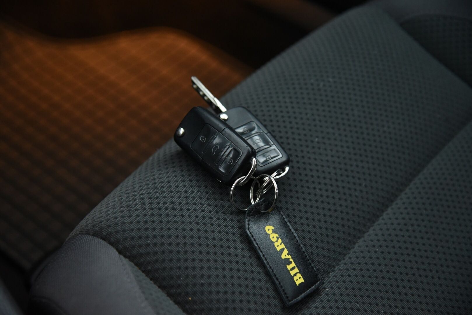 Volkswagen Golf 2005 1,6 75 kW Comfortline 5d / YritysOutlet - Myydään vain yrityksille / - Lohkolämmitin / 6kk leimaa! / Sisustalta todella siisti / Suomi-auto