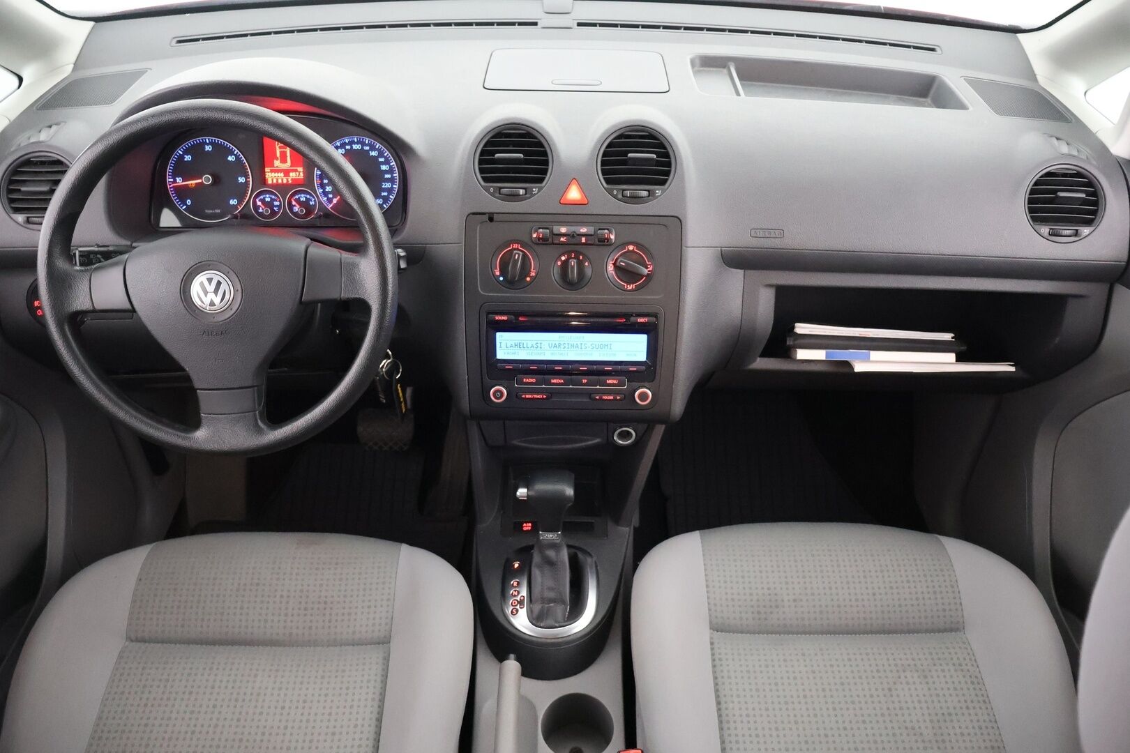 Volkswagen Caddy Maxi 2010 Life 1,9 TDI 77 kW DSG-autom. | Myydään huutokaupat.comissa | - | Koukku | Vakkari | 7P | Lohko | 2x Vanteet renkaineen |