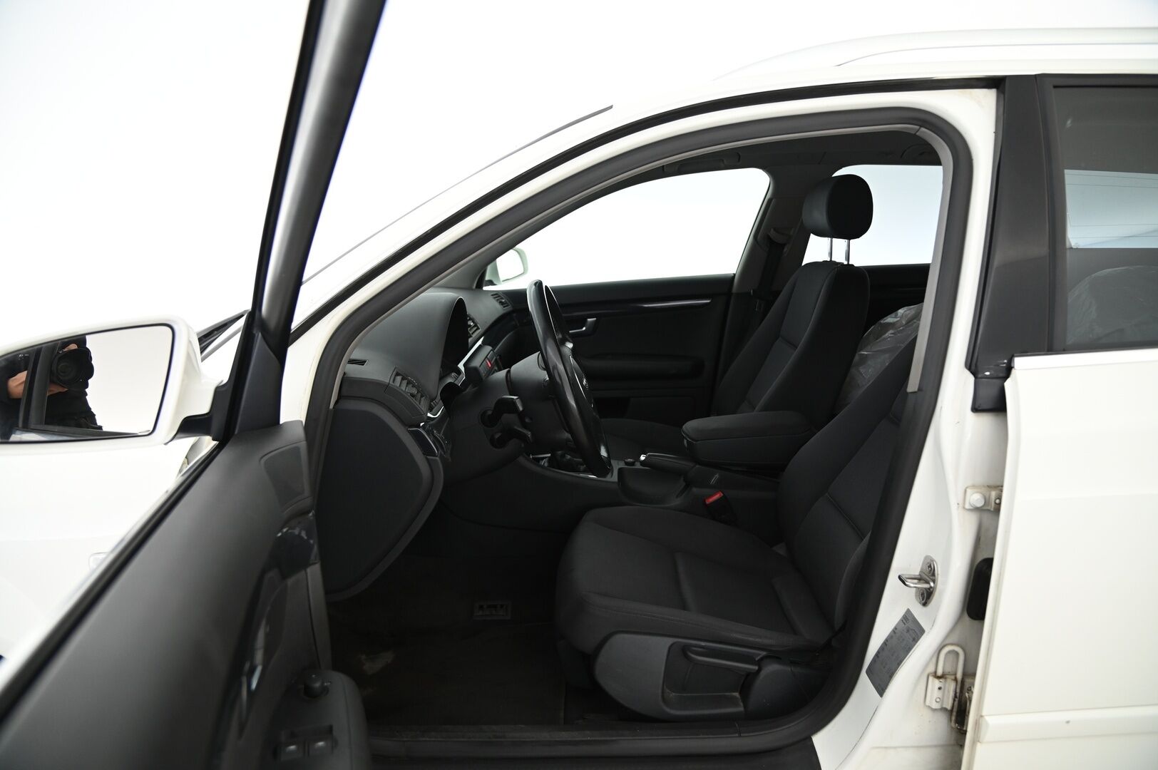Audi A4 2004 5D A4 AVANT 2.0-8E/266 - Myydään huutokaupat.com