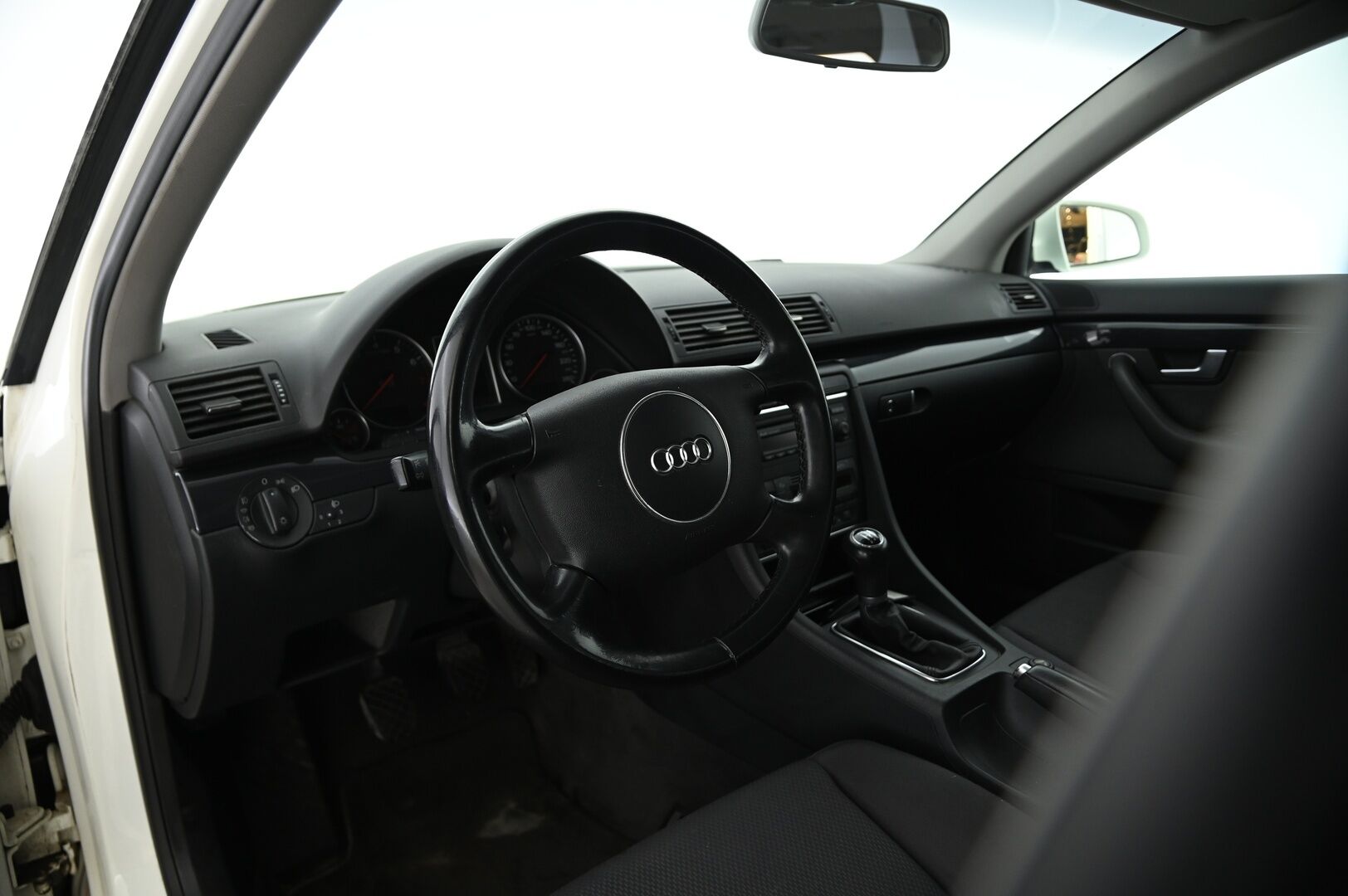 Audi A4 2004 5D A4 AVANT 2.0-8E/266 - Myydään huutokaupat.com