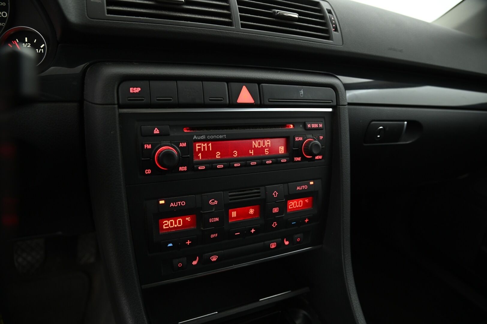 Audi A4 2004 5D A4 AVANT 2.0-8E/266 - Myydään huutokaupat.com
