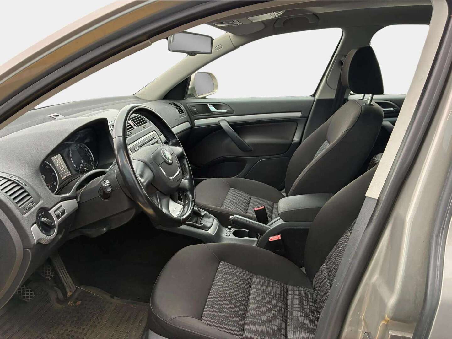 Skoda Octavia 2011 1.4 TSI Elegance - Vakionopeudensäädin | Automaattinen ilmastointi | Lohkolämmitin sisähaaralla | Kahdet renkaat vanteineen