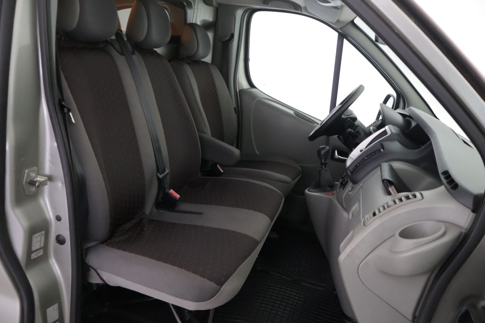Opel Vivaro 2010 Van L1H1 2,5 CDTI 107kW MT6 ** YritysOutlet - Myydään vain yrityksille ** - * Webasto | Vakionopeudensäädin | Koukku | 2x Alut *