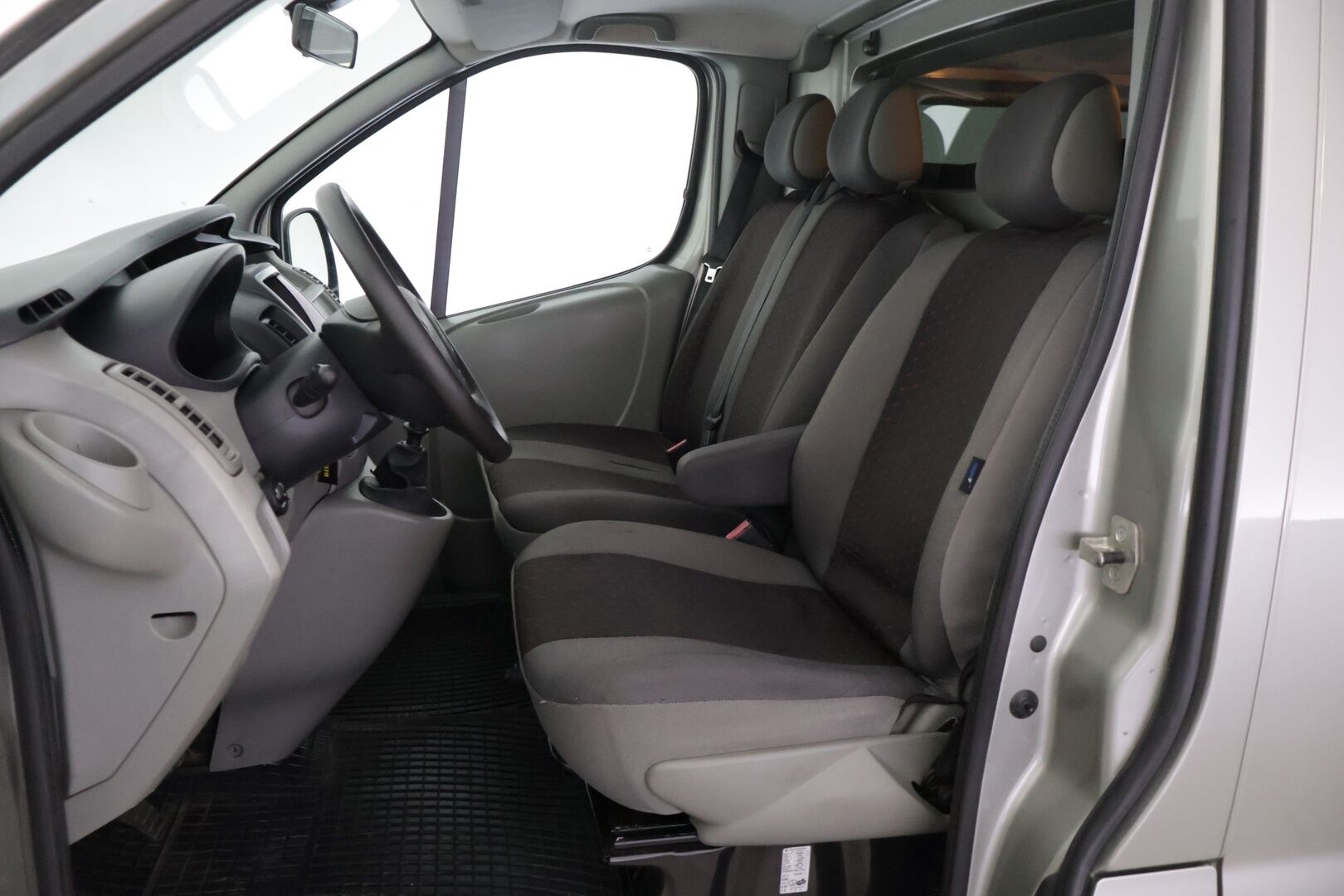 Opel Vivaro 2010 Van L1H1 2,5 CDTI 107kW MT6 ** YritysOutlet - Myydään vain yrityksille ** - * Webasto | Vakionopeudensäädin | Koukku | 2x Alut *