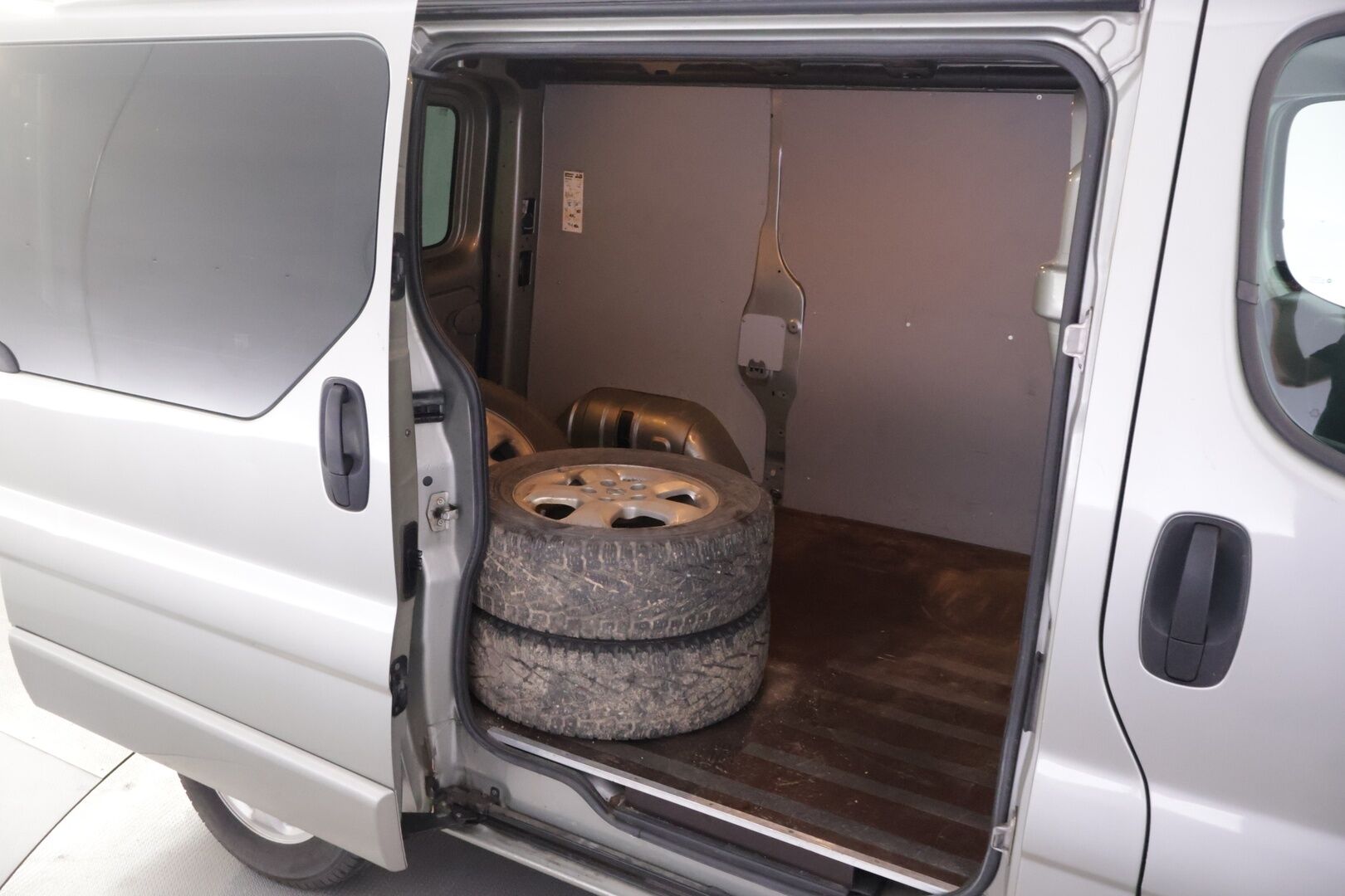 Opel Vivaro 2010 Van L1H1 2,5 CDTI 107kW MT6 ** YritysOutlet - Myydään vain yrityksille ** - * Webasto | Vakionopeudensäädin | Koukku | 2x Alut *