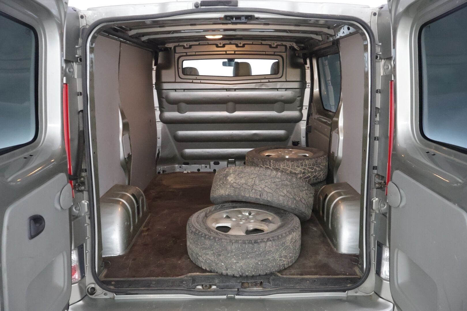 Opel Vivaro 2010 Van L1H1 2,5 CDTI 107kW MT6 ** YritysOutlet - Myydään vain yrityksille ** - * Webasto | Vakionopeudensäädin | Koukku | 2x Alut *