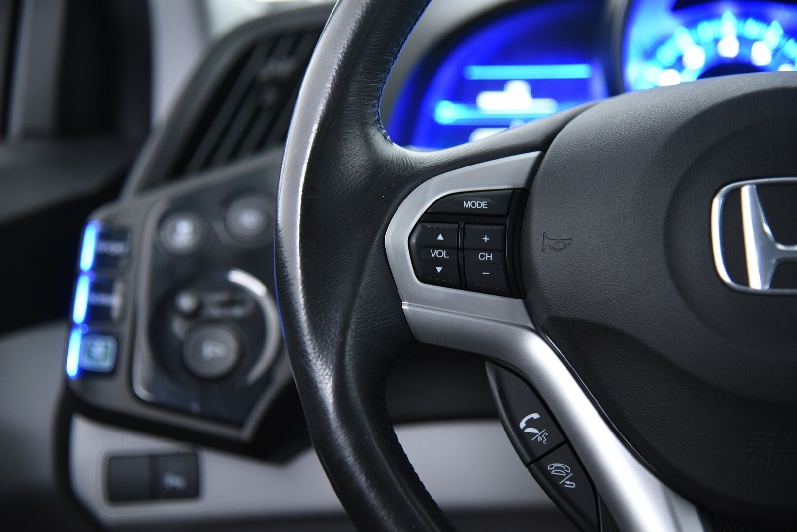 Honda CR-Z 2011 1,5 GT Business / Lohkolämmitin / Vakkari / Merkkiliikkeen huoltokirja! / 2. Om! / 2x Renkaat aluvantein / P. Tutka - Täydellinen merkkiliikkeen huoltohistoria!