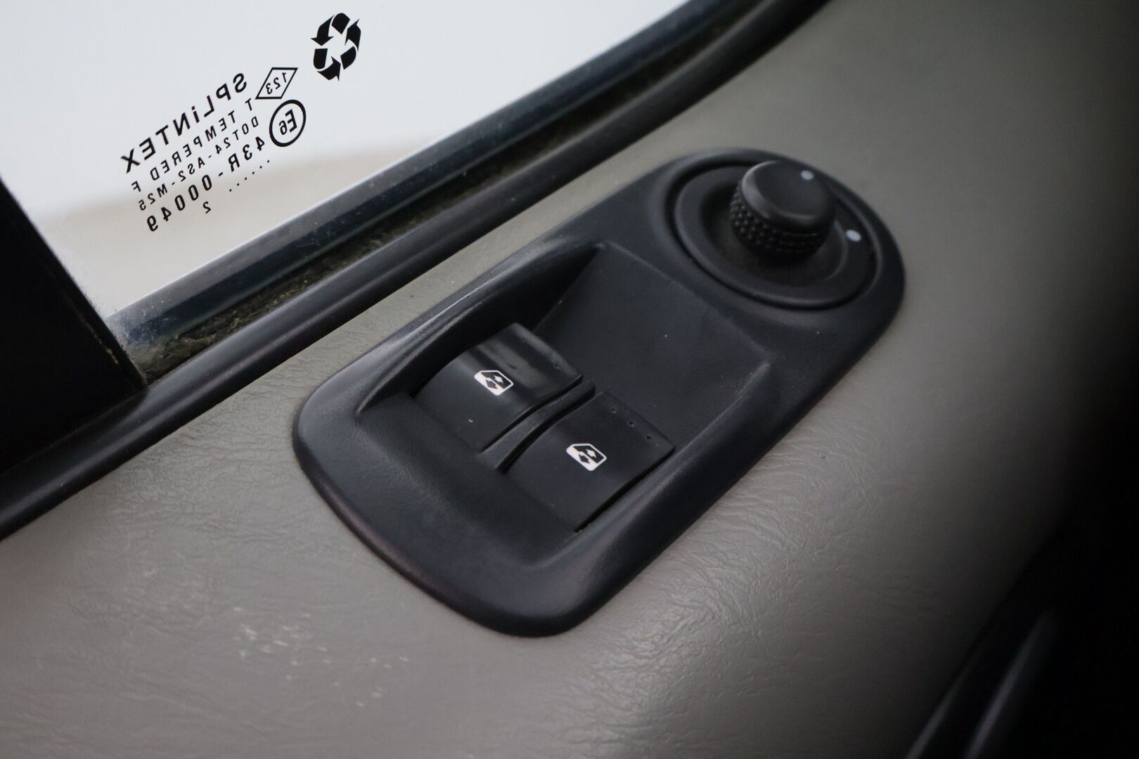 Opel Vivaro 2013 Van L2H1 2,0 CDTI 66kW MT6 *Webasto / Vakkari / Koukku / Nahkasisusta / Tutka* - YritysOutlet - Myydään vain yrityksille - – Tämä auto myydään YritysOutlet -valikoimasta vain yritykselle