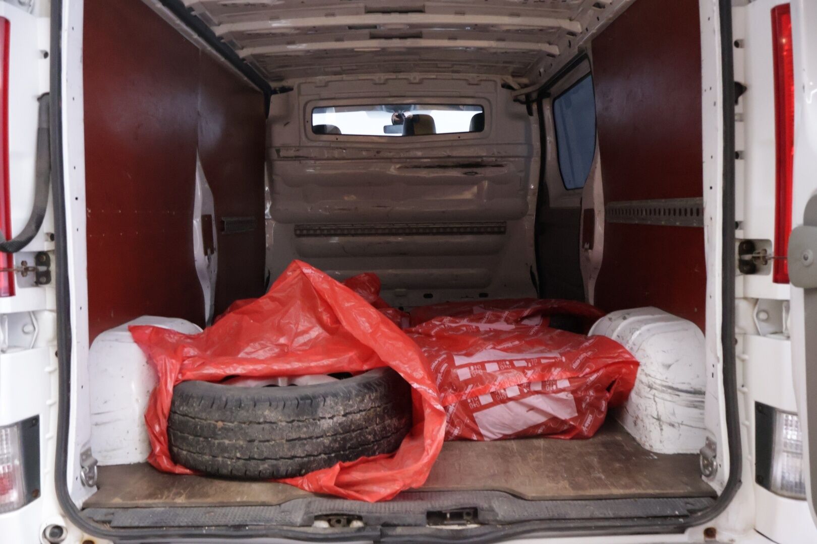 Opel Vivaro 2013 Van L2H1 2,0 CDTI 66kW MT6 *Webasto / Vakkari / Koukku / Nahkasisusta / Tutka* - YritysOutlet - Myydään vain yrityksille - – Tämä auto myydään YritysOutlet -valikoimasta vain yritykselle