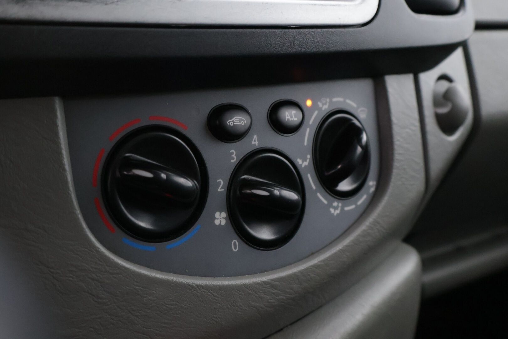 Opel Vivaro 2013 Van L2H1 2,0 CDTI 66kW MT6 *Webasto / Vakkari / Koukku / Nahkasisusta / Tutka* - YritysOutlet - Myydään vain yrityksille - – Tämä auto myydään YritysOutlet -valikoimasta vain yritykselle