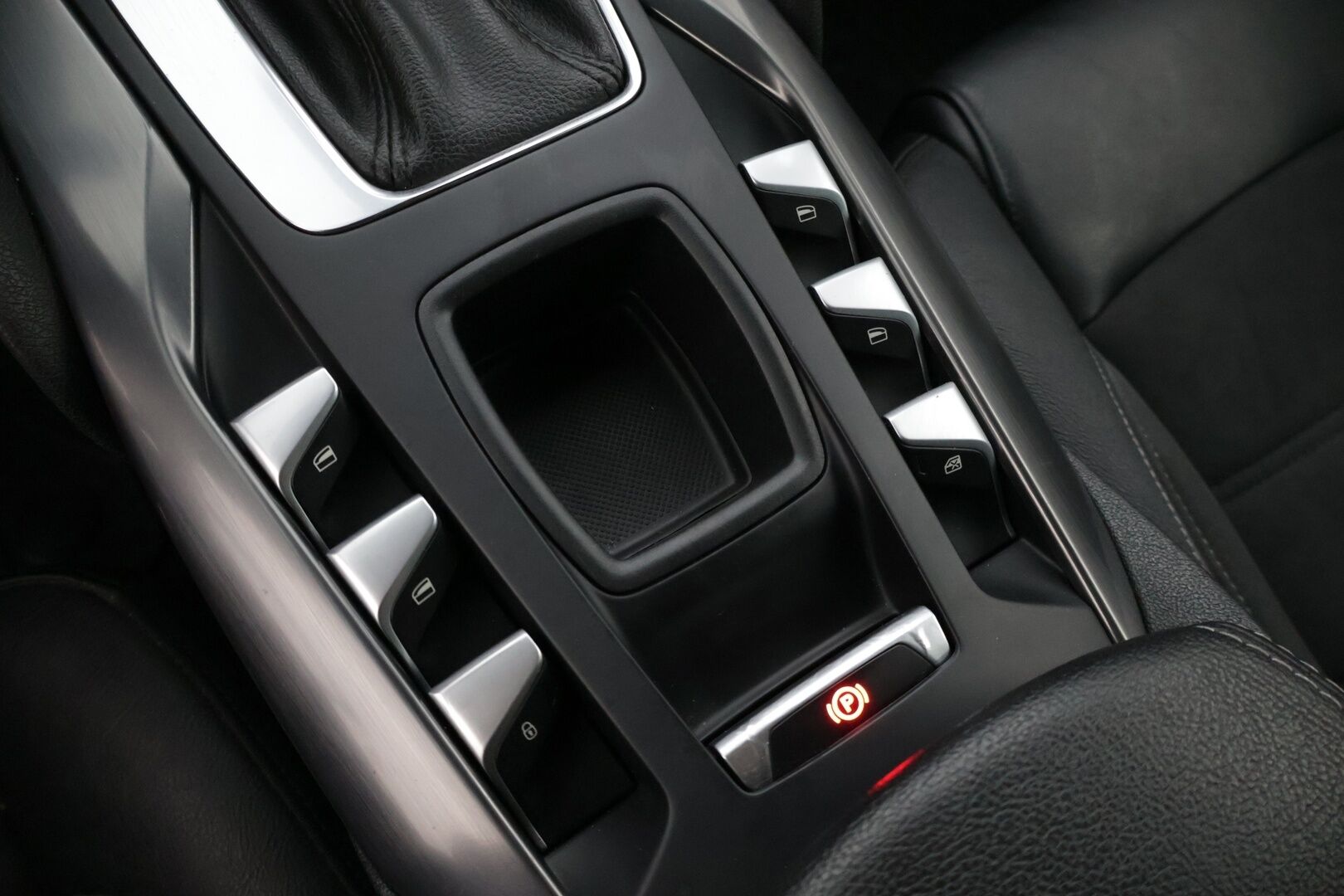 Citroen DS5 2012 HDi 163 So Chic Automaatti * Panoraama/ Tutkat / vakkari/lohko+sisälämmitin * - * Suomi-auto / Juuri vaihdettu jakohihna! / 2x renkaat ja vanteet *