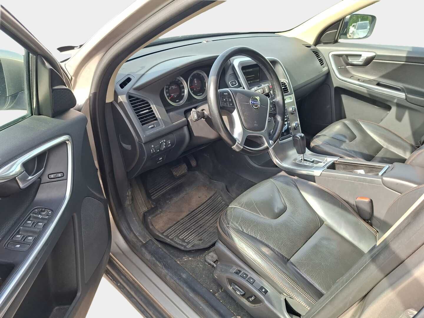 Volvo XC60 2012 D3 AWD Summum aut - Nahkasisusta | Lisälämmitin ajastimella | Sadetunnistin | Vetokoukku | Sähkösäätöinen muistipenkki kuljettajalla | High Performance -äänentoisto