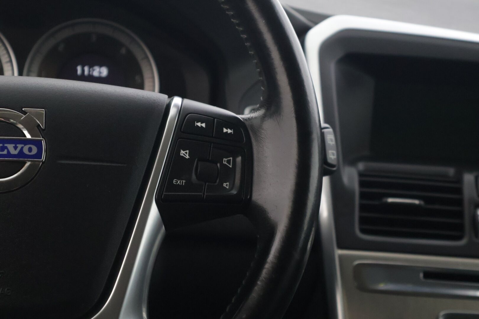 Volvo XC60 2012 D3 AWD Summum aut - | Nahkasisusta | Webasto | Sadetunnistin | Vetokoukku | Sähkösäätöinen muistipenkki kuljettajalla | High Performance -äänentoisto |