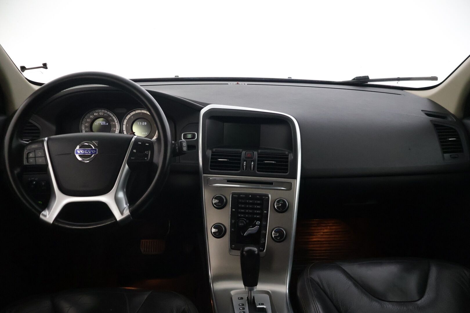 Volvo XC60 2012 D3 AWD Summum aut - | Nahkasisusta | Webasto | Sadetunnistin | Vetokoukku | Sähkösäätöinen muistipenkki kuljettajalla | High Performance -äänentoisto |