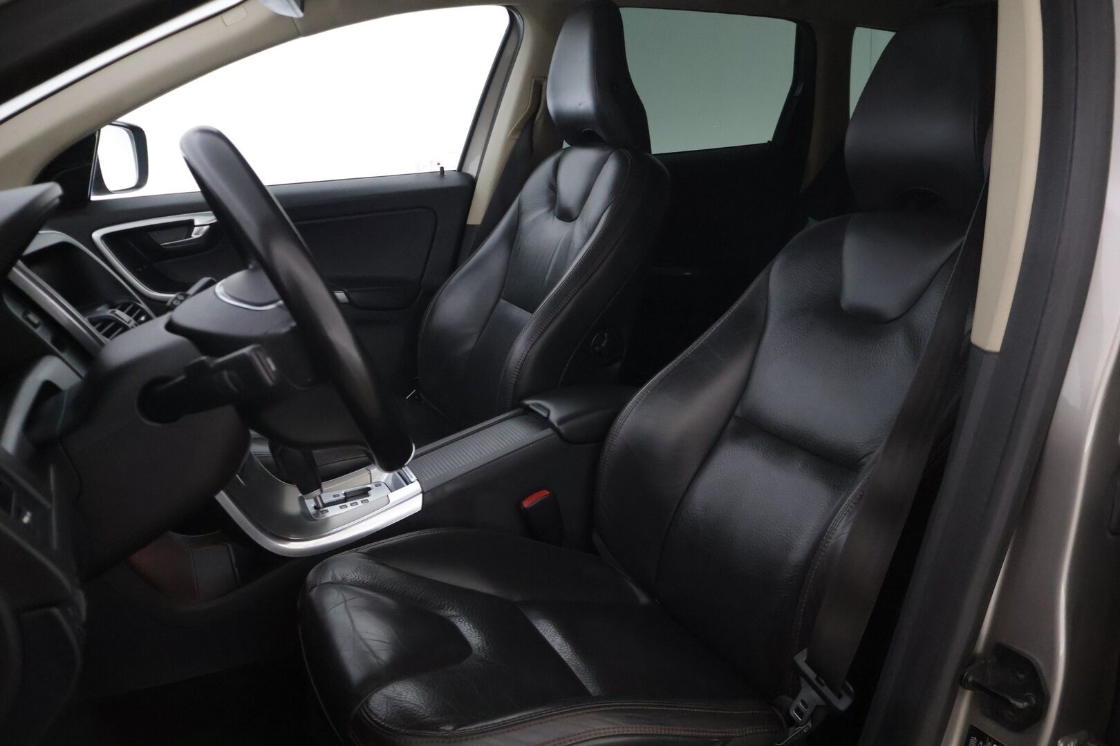Volvo XC60 2012 D3 AWD Summum aut - | Nahkasisusta | Webasto | Sadetunnistin | Vetokoukku | Sähkösäätöinen muistipenkki kuljettajalla | High Performance -äänentoisto |
