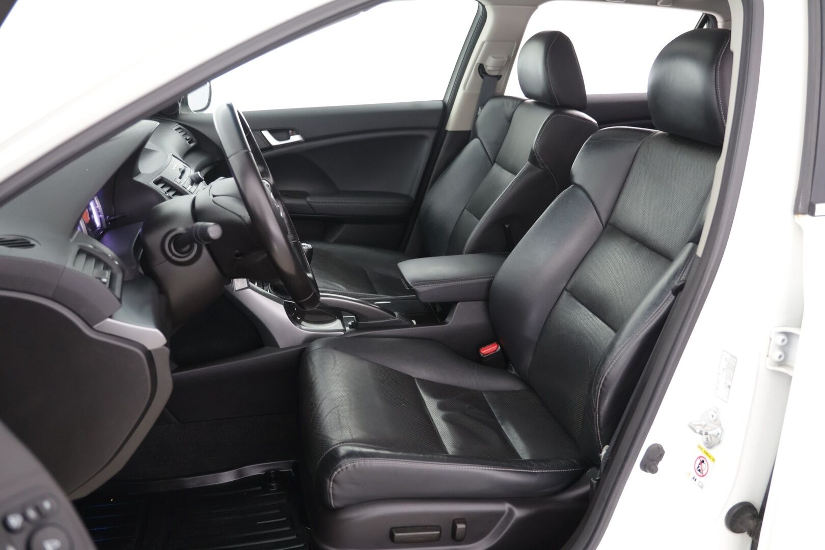 Honda Accord 2013 Tourer DSL 2,2 i-DTEC Executive Business * Nahkapenkit muistilla / Kattoluukku / Kahdet hyväkuntoiset renkaat * - Huippu varusteet / Hyvin pidetty / Laatu farmari! - HULLUT AVAJAISHULINAT KORKOTARJOUS 3,29 %