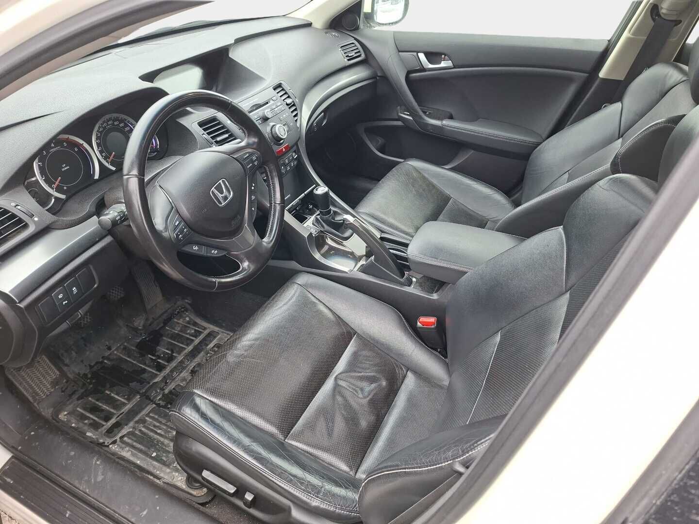 Honda Accord 2013 Tourer DSL 2,2 i-DTEC Executive Business / Nahkapenkit muistilla / Kattoluukku / Kahdet hyväkuntoiset renkaat