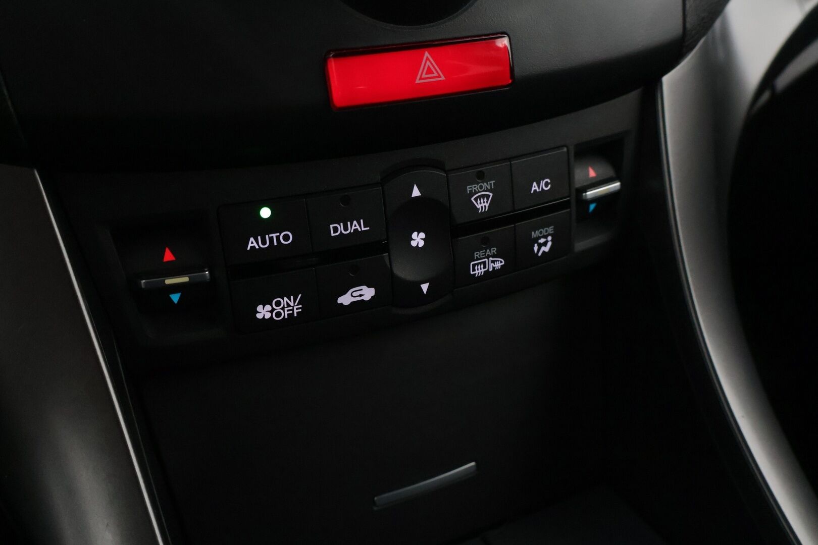 Honda Accord 2013 Tourer DSL 2,2 i-DTEC Lifestyle * / Suomi-auto / Vetokoukku / Vakkari / Tutkat / Lohko / Kattokaiteet / Sähköluukku / * - Merkillä huollettu hyvin pidetty suomi-auto / Juuri katsastettu