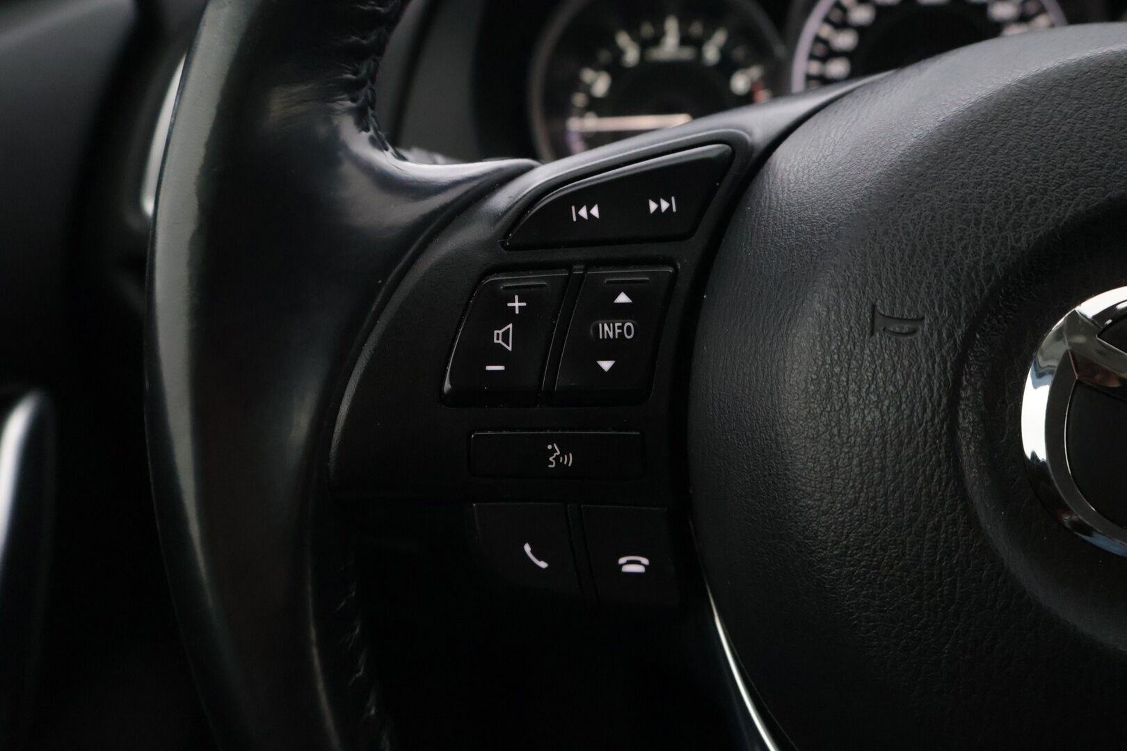 Mazda 6 2013 Sedan 2,5 SKYACTIV-G Luxury 6AT 4ov SD1 * ACC / BOSE / Muistipenkit / Navi / Nahat / Koukku* - Hyvin huollettu / Huippuvarusteet