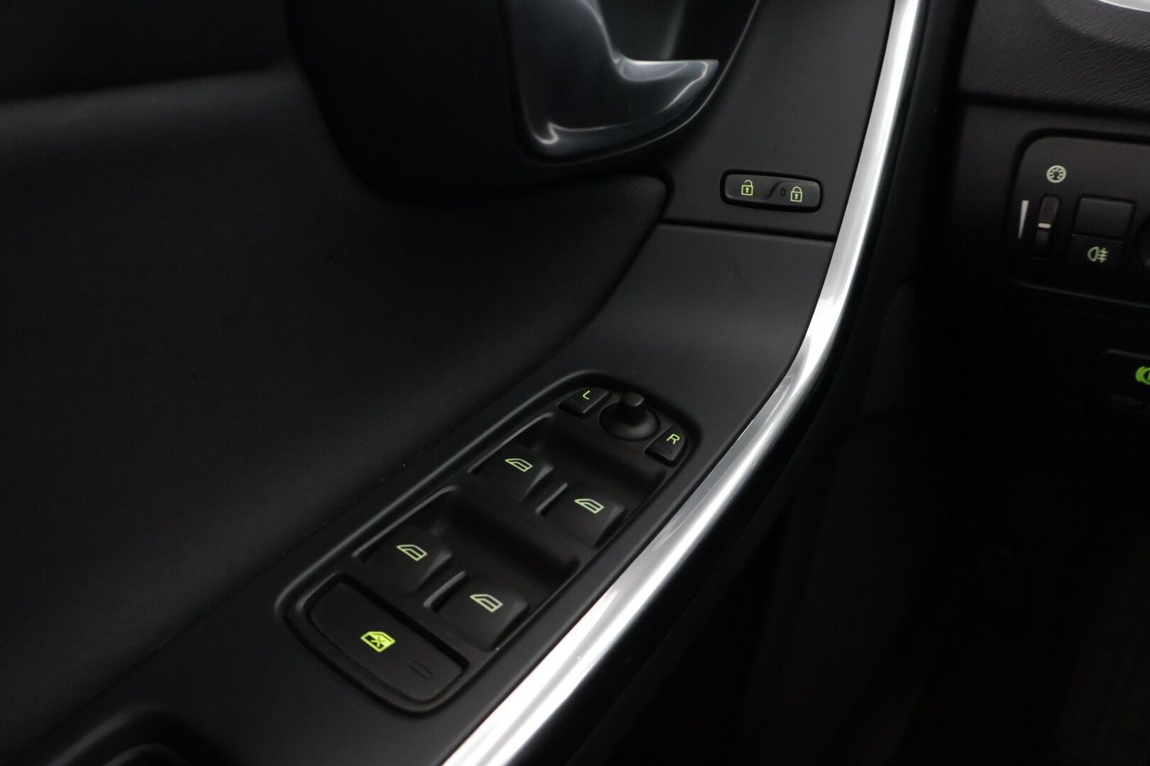 Volvo V60 2013 D2 Momentum Business *HUUTOKAUPATCOM* - *MYYDÄÄN HUUTOKAUPAT.COM*