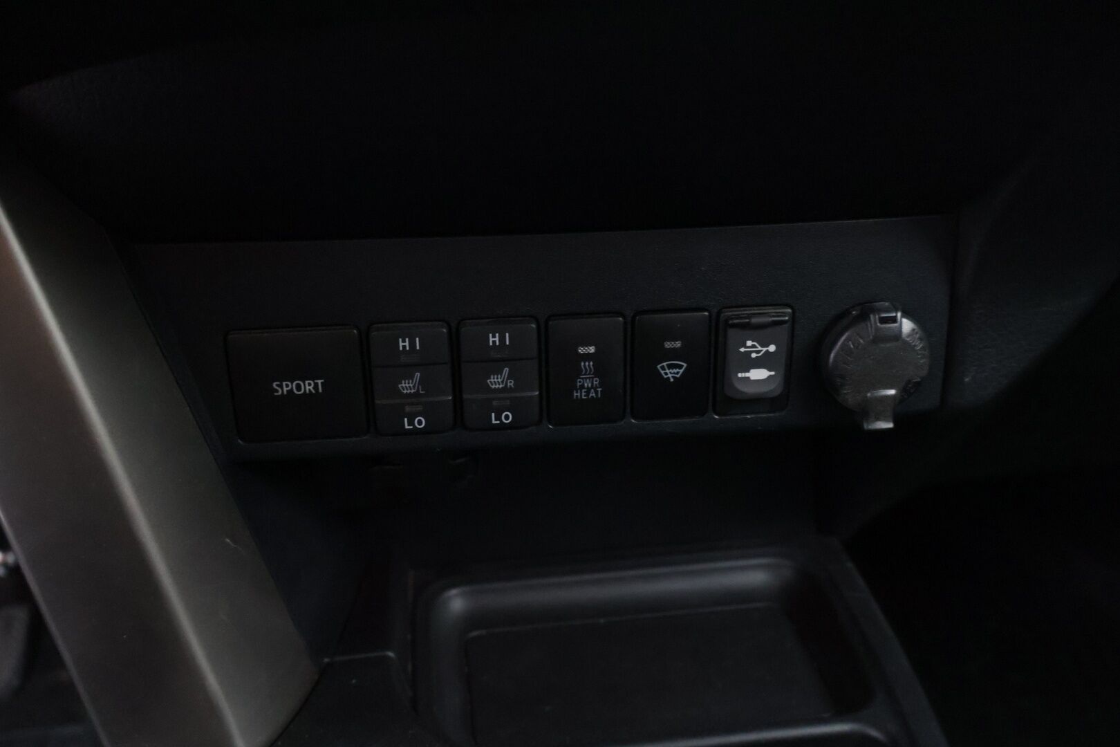 Toyota RAV4 2014 2,0 D-4D AWD Active *YritysOutlet - Myydään vain yrityksille / Webasto / Koukku / Lisävalo / Kamera / Navi * - *Kattavasti varusteltu! / Hyvin huollettu / Kaksilla renkailla ja vetokoukulla!*