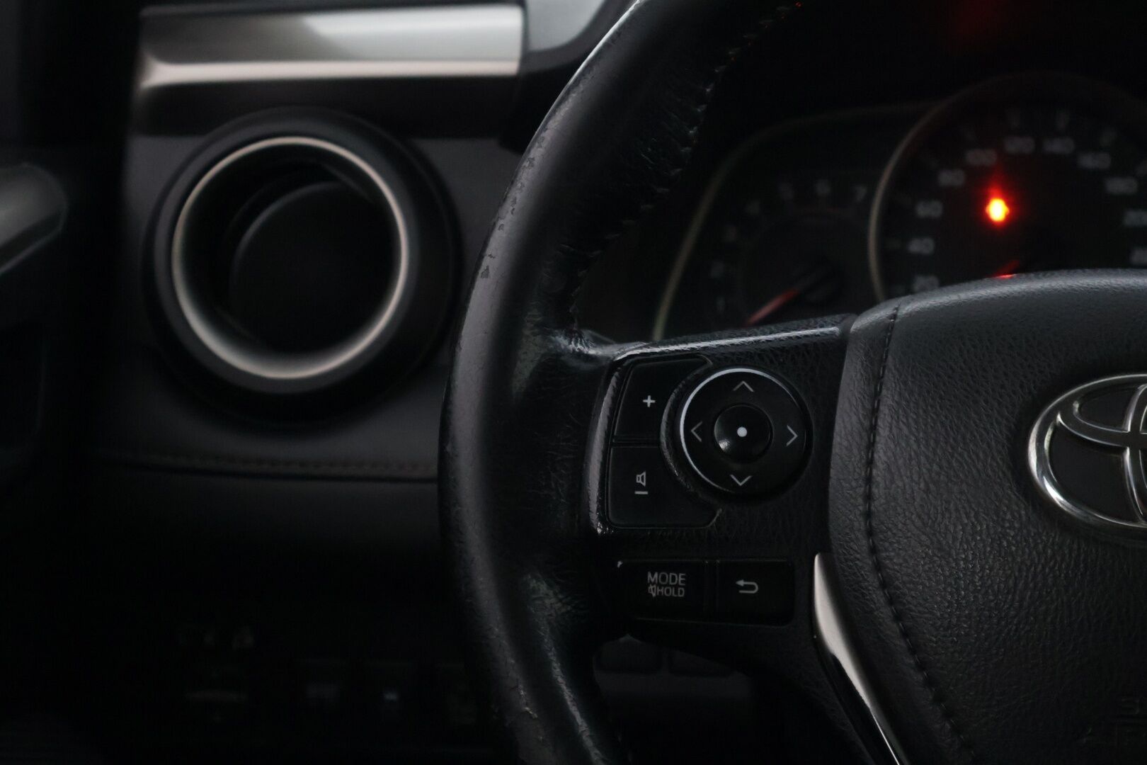 Toyota RAV4 2014 2,0 D-4D AWD Active * Myydään huutokaupat.com-sivustolla Webasto / Koukku / Lisävalo / Kamera / Navi * - *Kattavasti varusteltu! / Hyvin huollettu / Kaksilla renkailla ja vetokoukulla!*