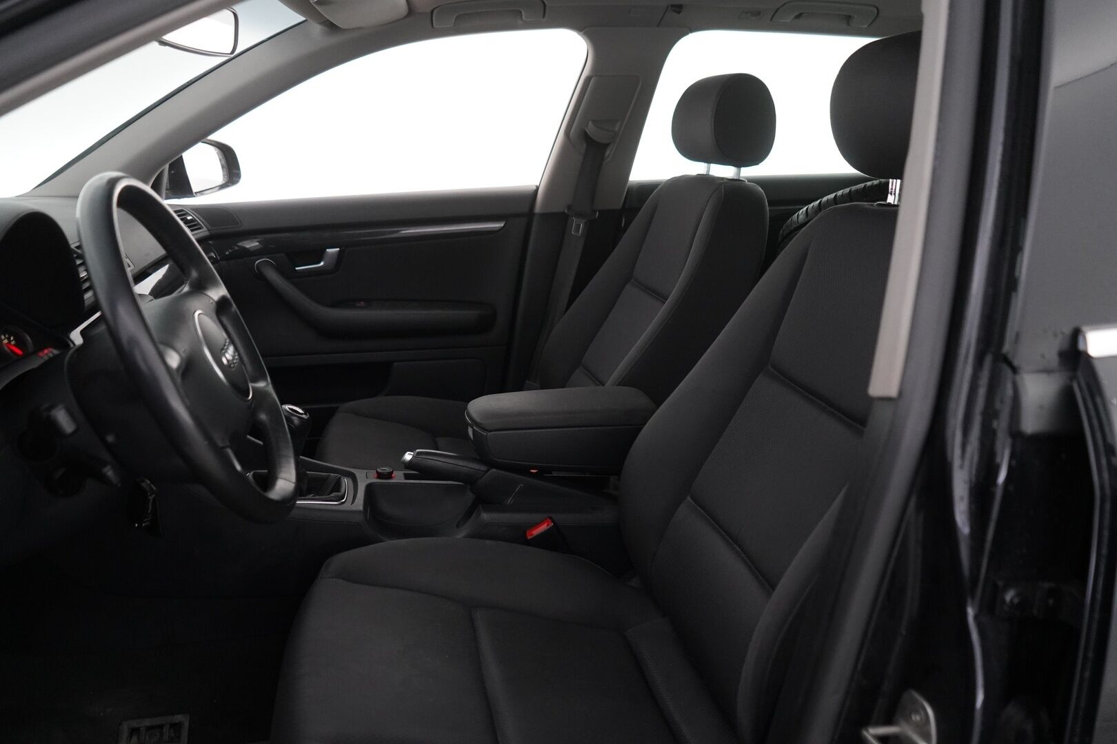 Audi A4 2004 2.0 Avant 96kW- YritysOutlet - Myydään vain yrityksille - 2-Om / Todella särmät huollot / Kahdet hyväkuntoiset renkaat alumiinivantein / Juuri katsastettu