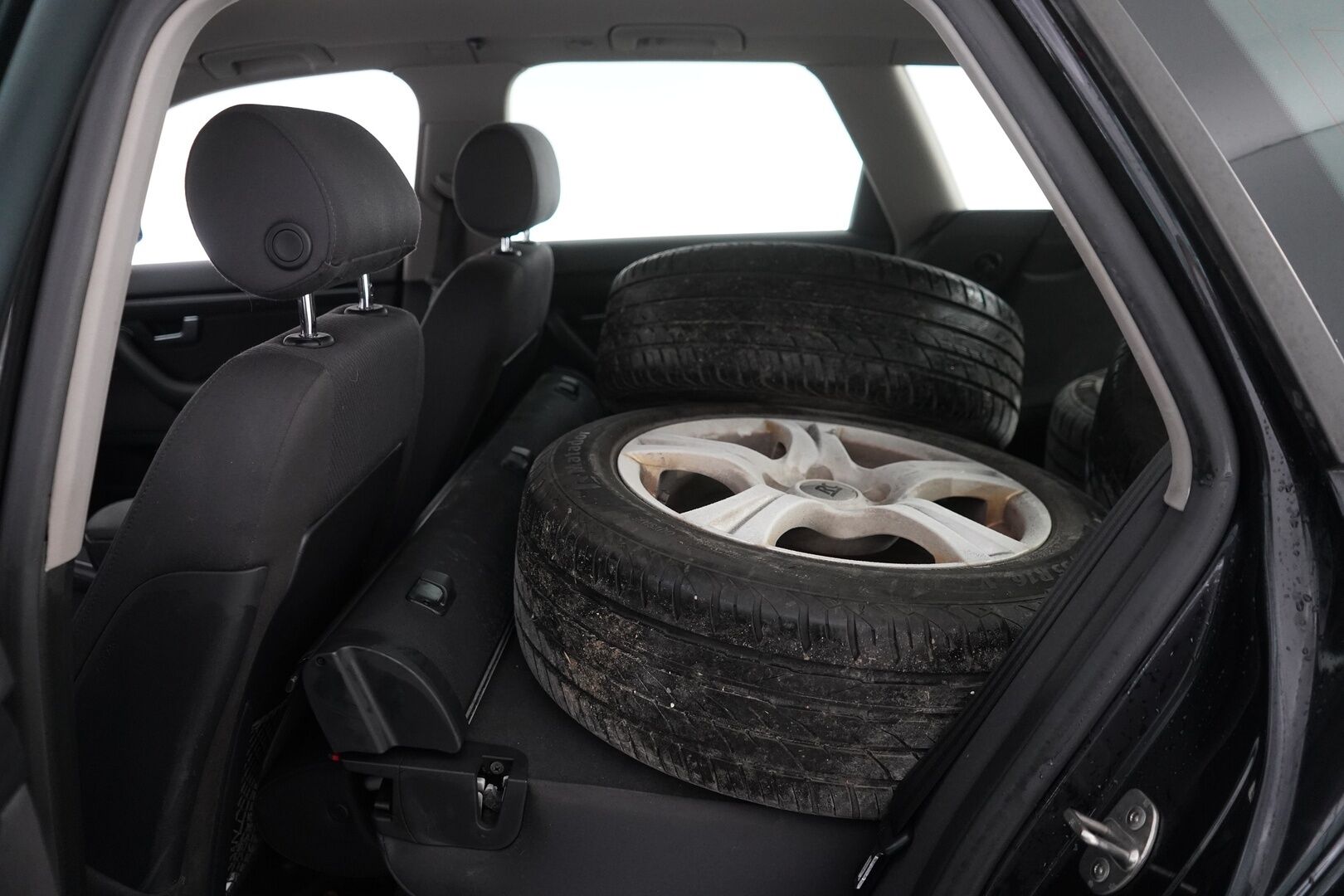 Audi A4 2004 2.0 Avant 96kW- YritysOutlet - Myydään vain yrityksille - 2-Om / Todella särmät huollot / Kahdet hyväkuntoiset renkaat alumiinivantein / Juuri katsastettu