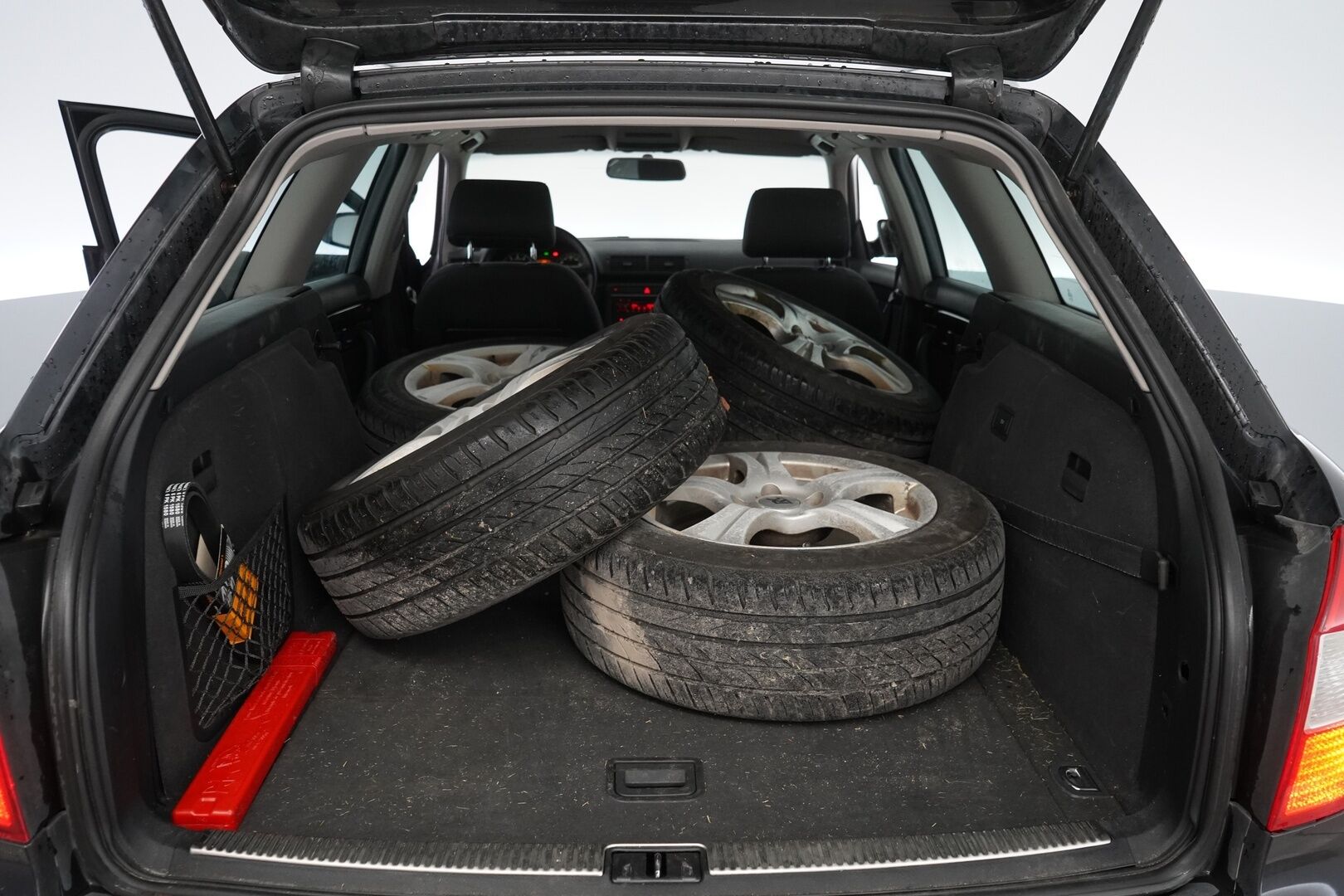 Audi A4 2004 2.0 Avant 96kW- YritysOutlet - Myydään vain yrityksille - 2-Om / Todella särmät huollot / Kahdet hyväkuntoiset renkaat alumiinivantein / Juuri katsastettu