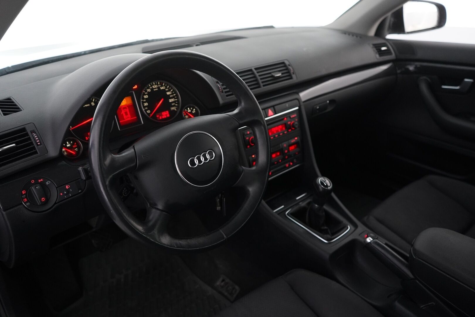 Audi A4 2004 2.0 Avant 96kW- YritysOutlet - Myydään vain yrityksille - 2-Om / Todella särmät huollot / Kahdet hyväkuntoiset renkaat alumiinivantein / Juuri katsastettu