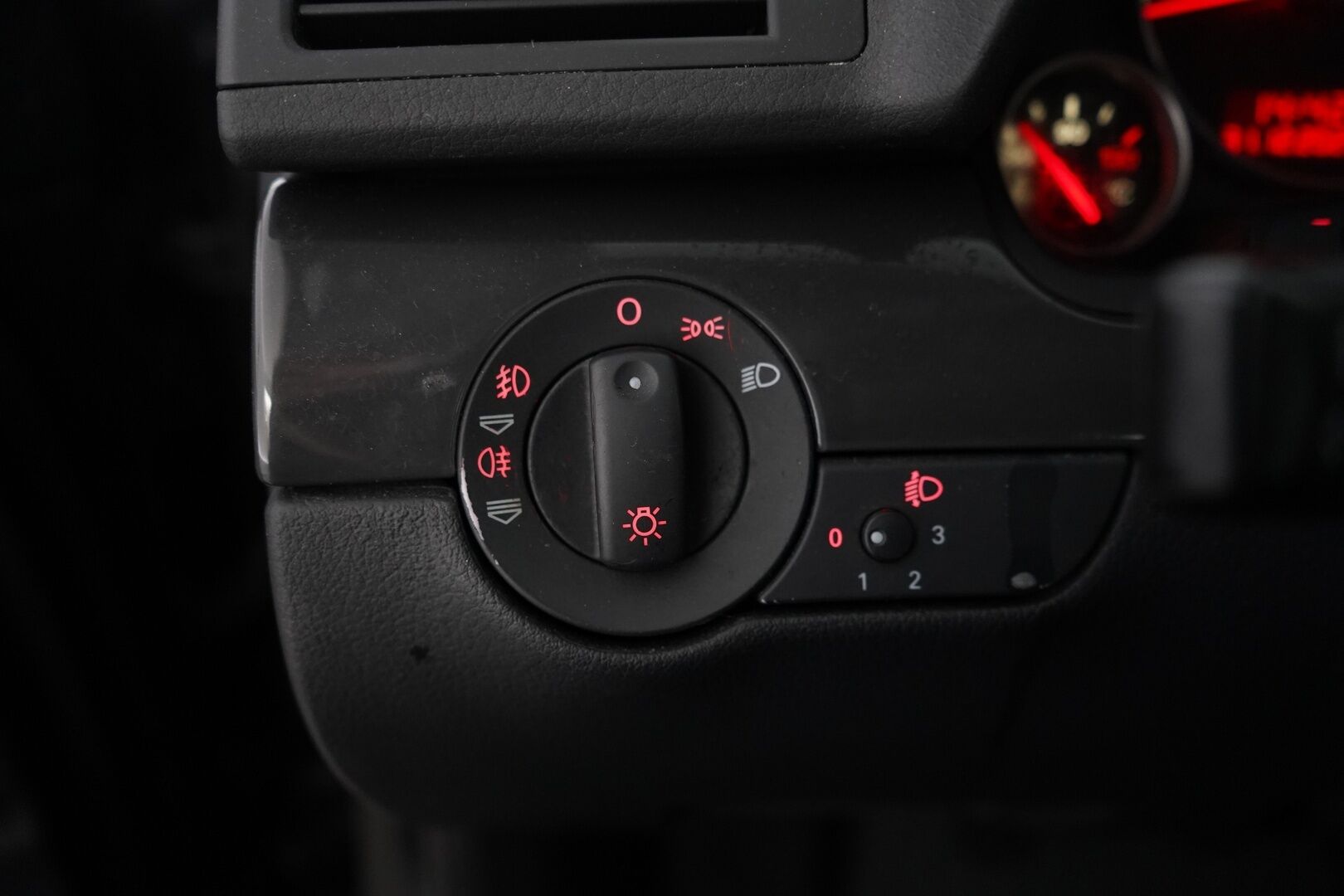 Audi A4 2004 2.0 Avant 96kW- YritysOutlet - Myydään vain yrityksille - 2-Om / Todella särmät huollot / Kahdet hyväkuntoiset renkaat alumiinivantein / Juuri katsastettu