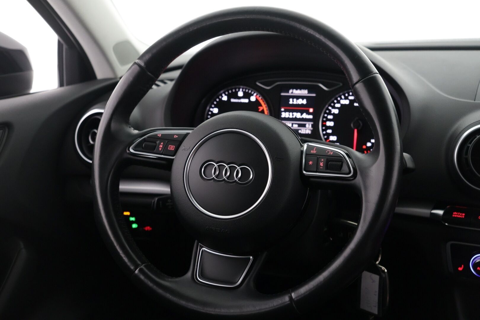 Audi A3 2014 Sedan Business Sport 1,4 TFSI - Sport penkit | Tutkat | Xenon | Bluetooth | 2x aluvanteet | Lohko | 