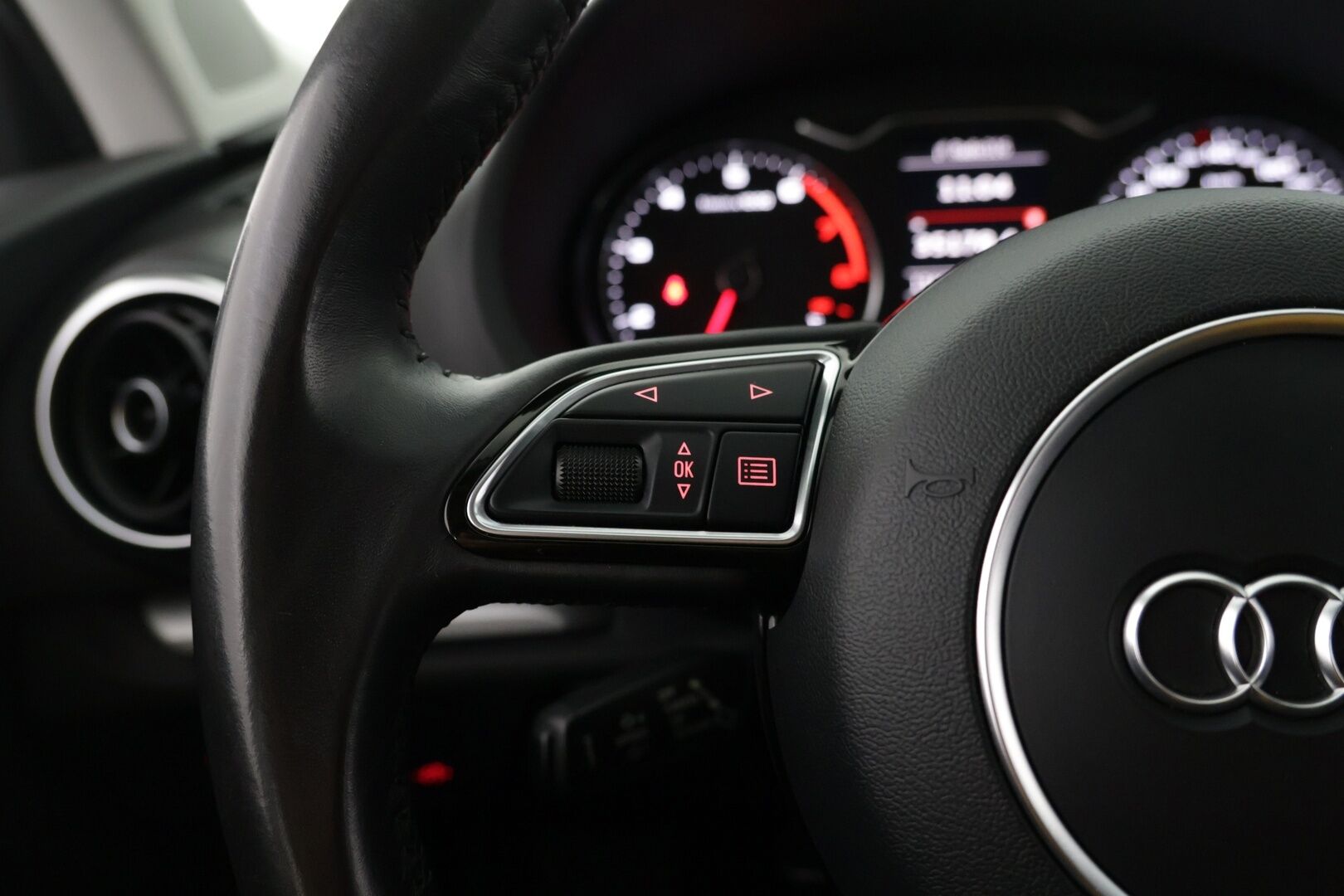 Audi A3 2014 Sedan Business Sport 1,4 TFSI - Sport penkit | Tutkat | Xenon | Bluetooth | 2x aluvanteet | Lohko | 