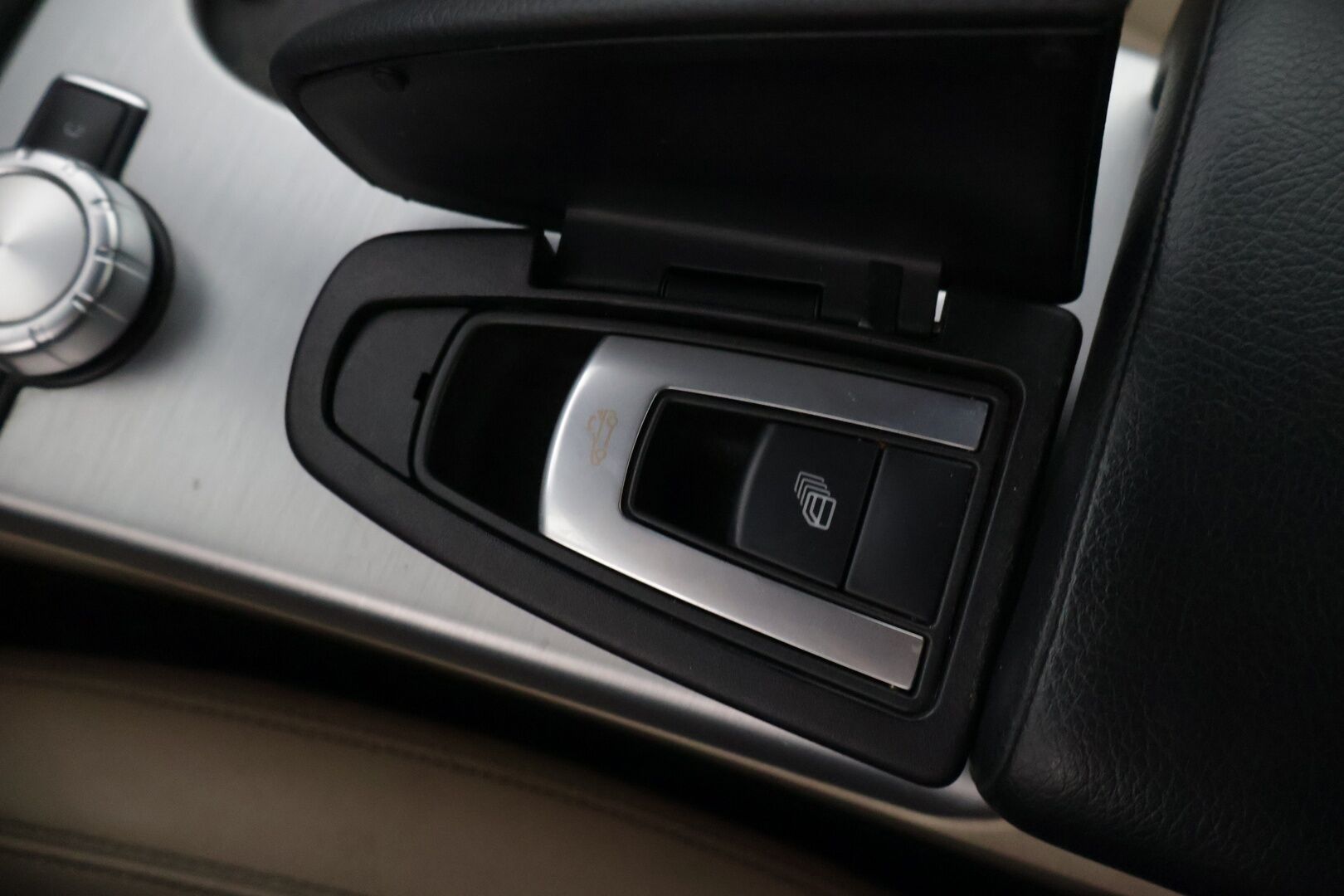 Mercedes-Benz SLK 2012 250 BE A * Distronic Pro / Magic Sky Control Panoraama / Vaaleat nahat / Urheilullinen alusta / Navi* - * Tehokkaampi 250, todella kovilla varusteilla. ACC, Sport alusta jne. Merkkiliikkeen huoltohistoria! 