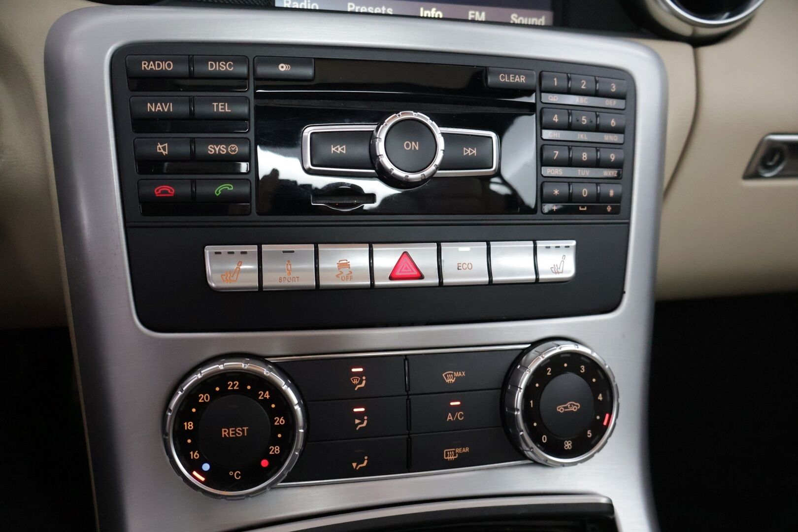 Mercedes-Benz SLK 2012 250 BE A * Distronic Pro / Magic Sky Control Panoraama / Vaaleat nahat / Urheilullinen alusta / Navi* - * Tehokkaampi 250, todella kovilla varusteilla. ACC, Sport alusta jne. Merkkiliikkeen huoltohistoria! 