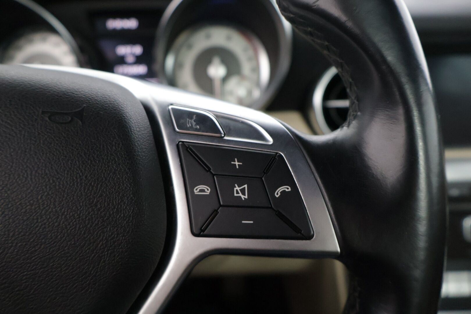 Mercedes-Benz SLK 2012 250 BE A * Distronic Pro / Magic Sky Control Panoraama / Vaaleat nahat / Urheilullinen alusta / Navi* - * Tehokkaampi 250, todella kovilla varusteilla. ACC, Sport alusta jne. Merkkiliikkeen huoltohistoria! 
