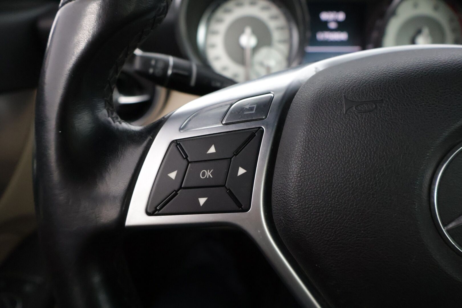 Mercedes-Benz SLK 2012 250 BE A * Distronic Pro / Magic Sky Control Panoraama / Vaaleat nahat / Urheilullinen alusta / Navi* - * Tehokkaampi 250, todella kovilla varusteilla. ACC, Sport alusta jne. Merkkiliikkeen huoltohistoria! 
