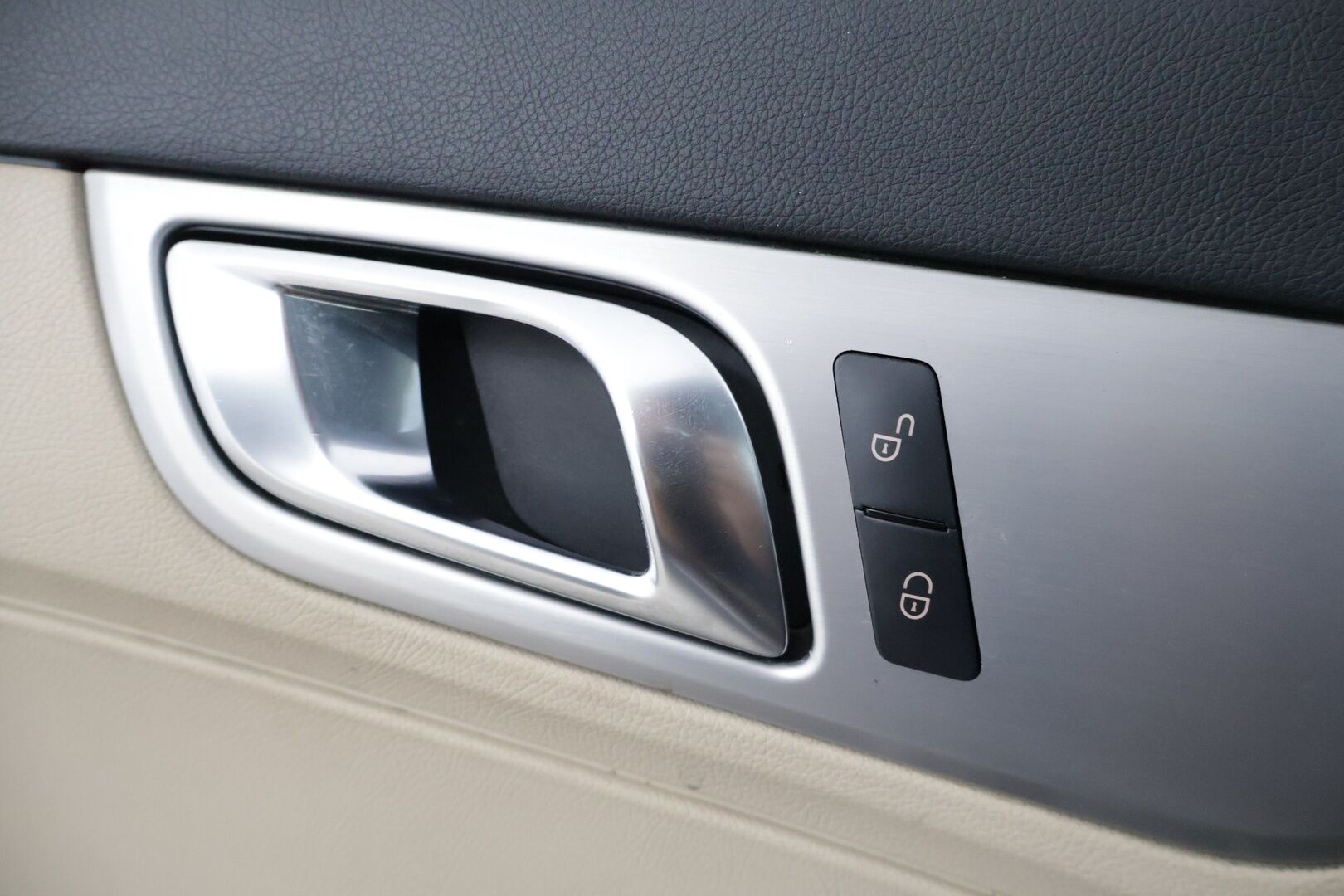 Mercedes-Benz SLK 2012 250 BE A * Distronic Pro / Magic Sky Control Panoraama / Vaaleat nahat / Urheilullinen alusta / Navi* - * Tehokkaampi 250, todella kovilla varusteilla. ACC, Sport alusta jne. Merkkiliikkeen huoltohistoria! 