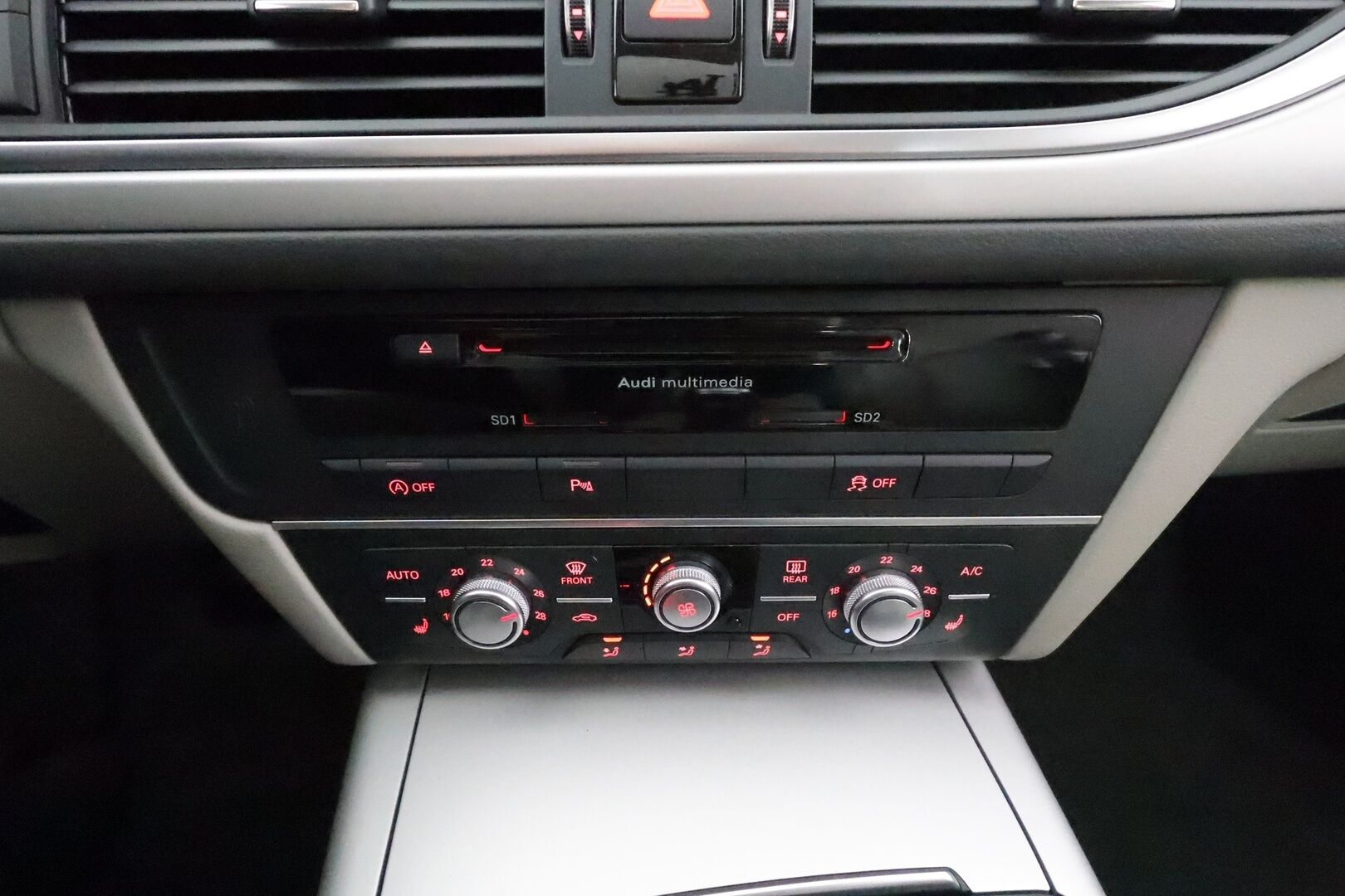 Audi A6 2015 Sedan Business 2,0 TDI 140 kW ultra S tronic * Comfort-penkit Muistilla / Xenon / P.tutkat / Vakkari / Bluetooth * - Suomi-auto / Kahdet renkaat