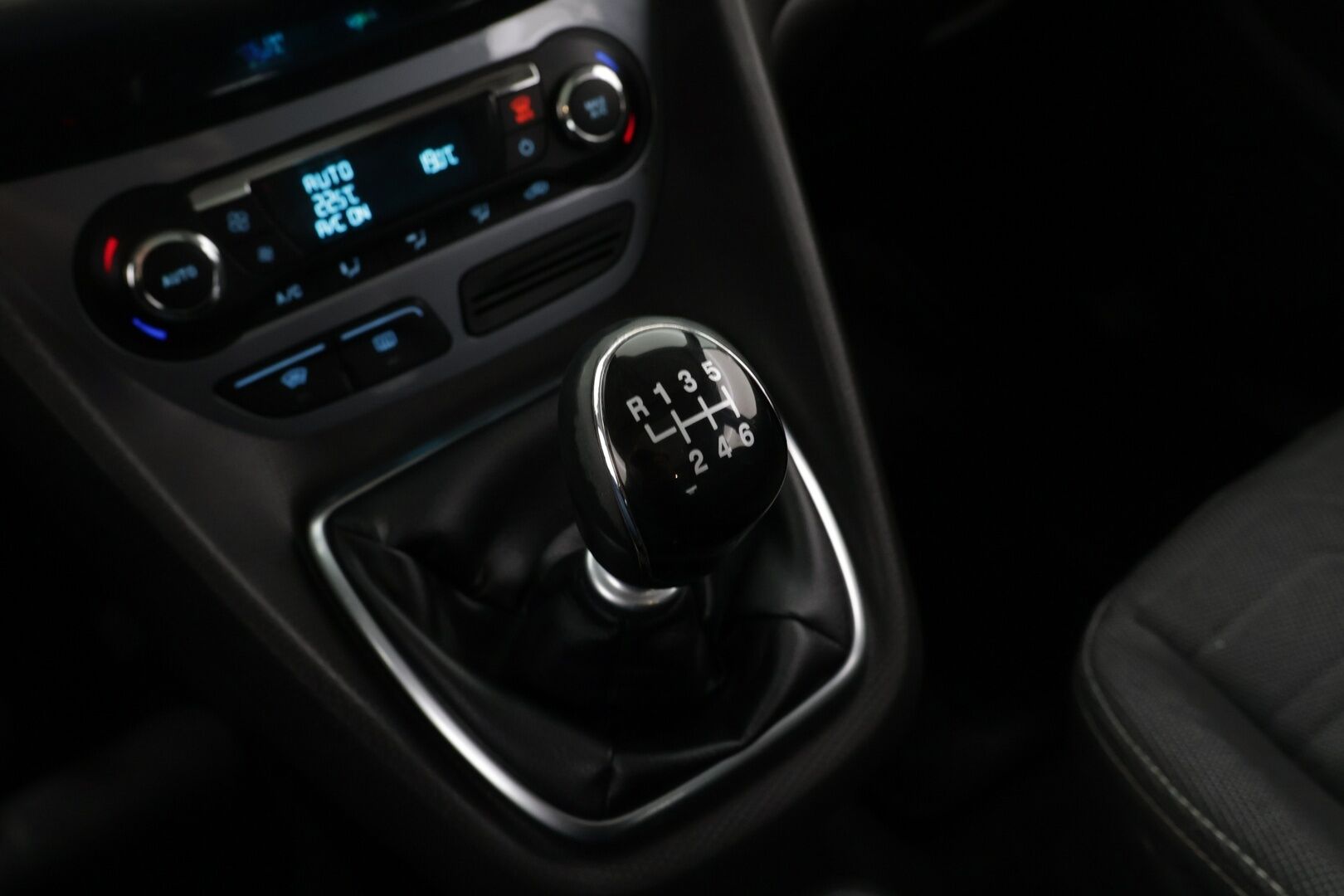 Ford Grand Tourneo Connect 2014 1,6 TDCi 115 hv Titanium M6 / 7-Paikkainen / Lämmitettävä tuulilasi / Parkkitutka / Vakkari - Juuri katsastettu huomautuksetta! / 7-Paikkainen / Lämmitettävä tuulilasi / Parkkitutka / Vakkari - HULLUT AVAJAISHULINAT KORKOTARJOUS 3,29 %