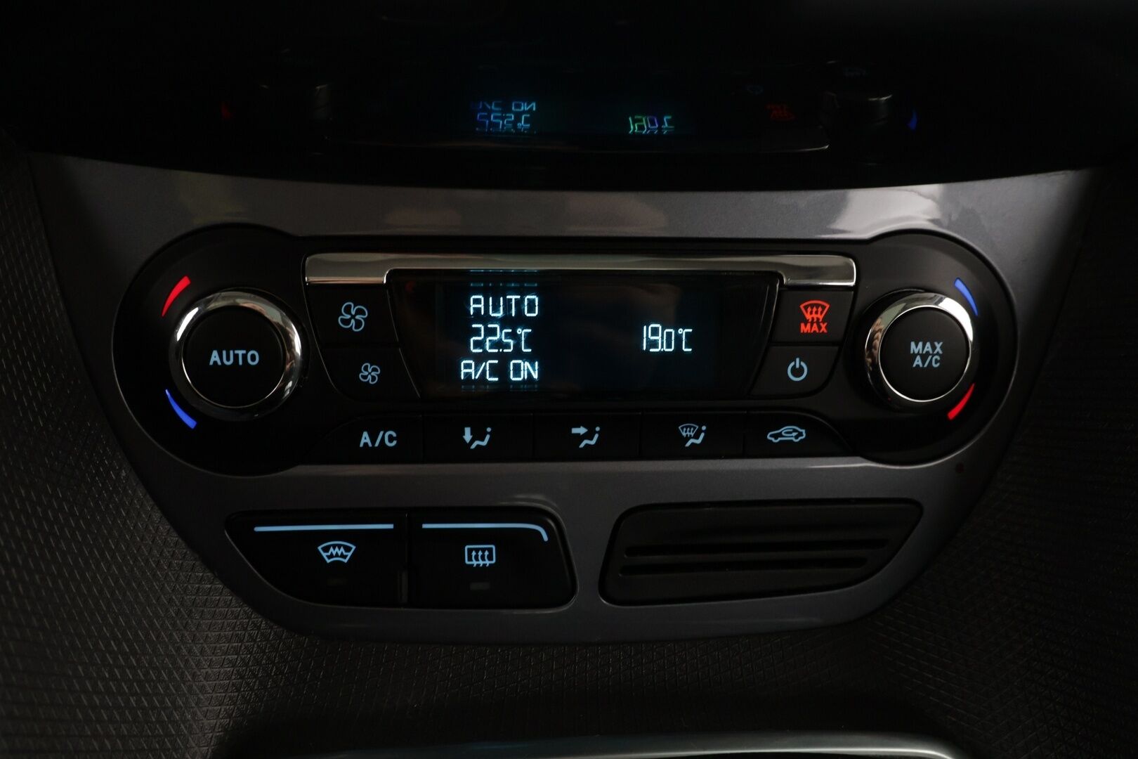 Ford Grand Tourneo Connect 2014 1,6 TDCi 115 hv Titanium M6 / 7-Paikkainen / Lämmitettävä tuulilasi / Parkkitutka / Vakkari - Juuri katsastettu huomautuksetta! / 7-Paikkainen / Lämmitettävä tuulilasi / Parkkitutka / Vakkari - HULLUT AVAJAISHULINAT KORKOTARJOUS 3,29 %