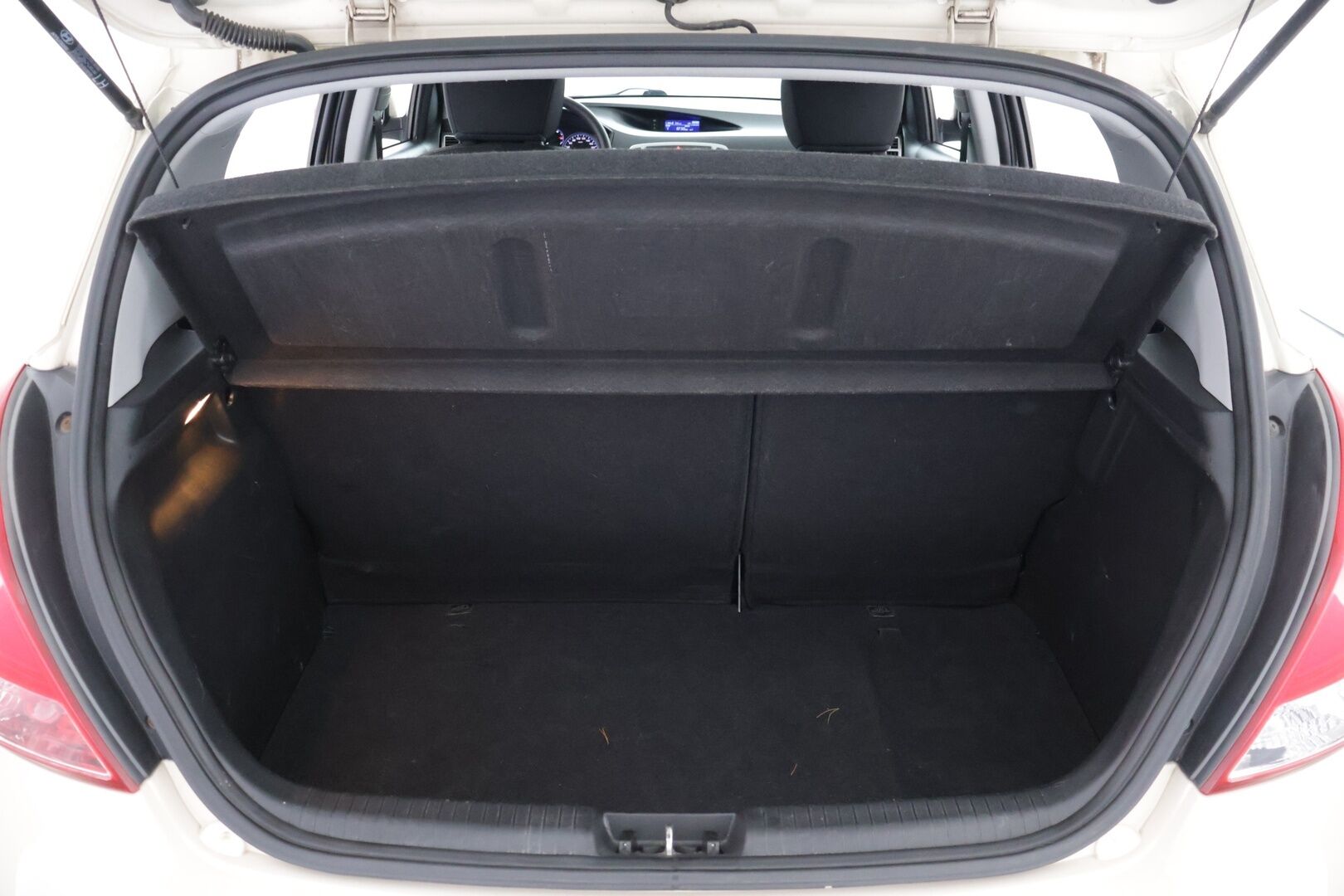 Hyundai i20 5d 2014 1,2 5MT Classic - Katsastus 9/2027 | Lohko | Suomi-auto | Hyvin huollettu | Kahdet renkaat | Taloudellinen | Erikoisväri | Penkinlämmitin