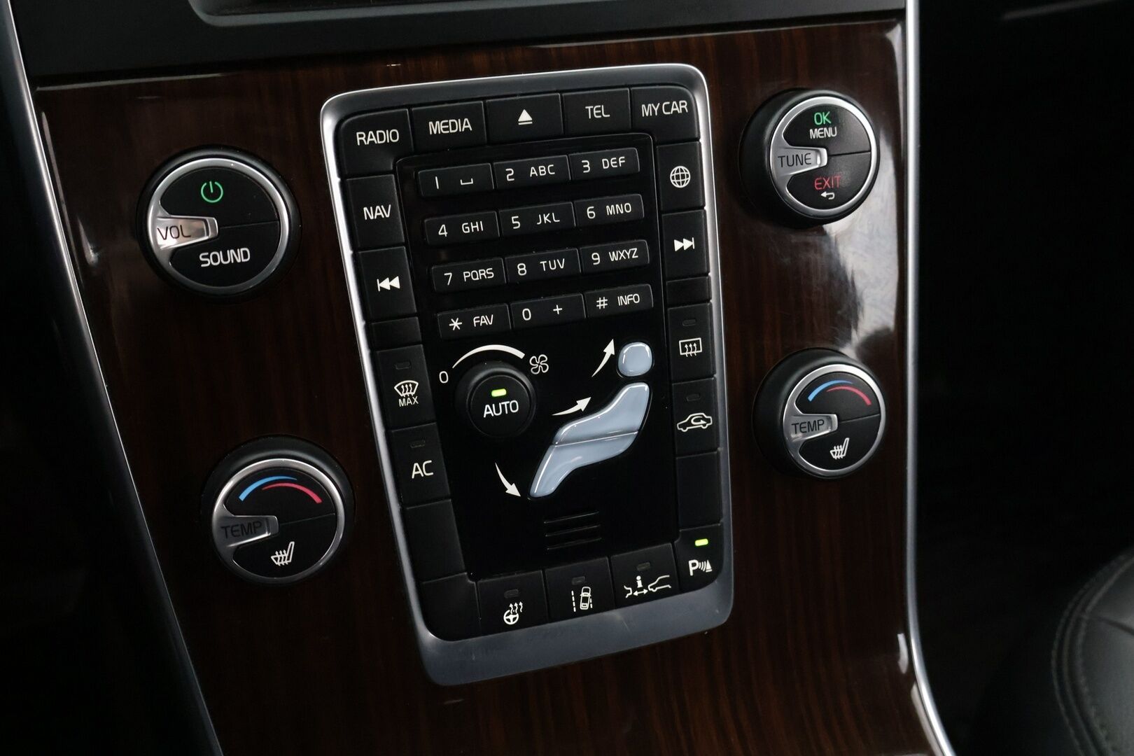 Volvo V60 2014 D5 AWD Summum Edition aut * ACC / Webasto / Digimittari / Koukku / Nahat * - Hyvä huoltohistoria / Huollettu 7/2025 / Suomi-auto