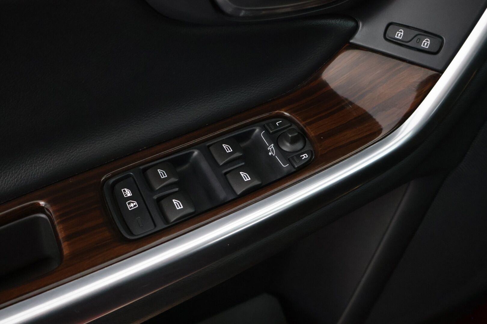 Volvo V60 2014 D5 AWD Summum Edition aut * ACC / Webasto / Digimittari / Koukku / Nahat * - Hyvä huoltohistoria / Huollettu 7/2025 / Suomi-auto