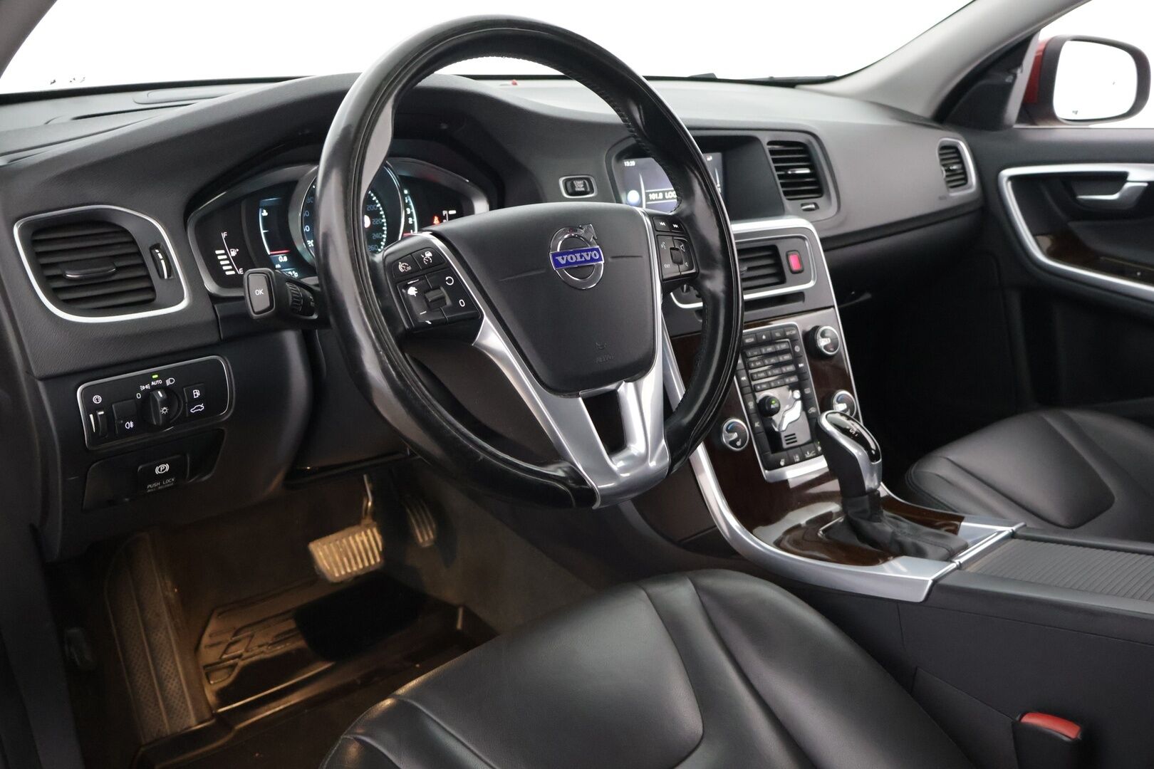Volvo V60 2014 D5 AWD Summum Edition aut * ACC / Webasto / Digimittari / Koukku / Nahat * - Hyvä huoltohistoria / Huollettu 7/2025 / Suomi-auto