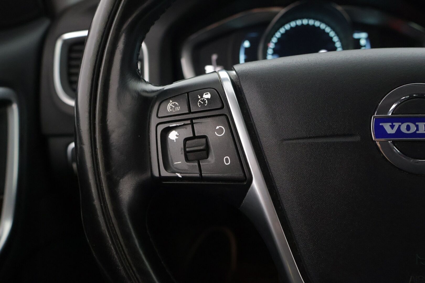 Volvo V60 2014 D5 AWD Summum Edition aut * ACC / Webasto / Digimittari / Koukku / Nahat * - Hyvä huoltohistoria / Huollettu 7/2025 / Suomi-auto